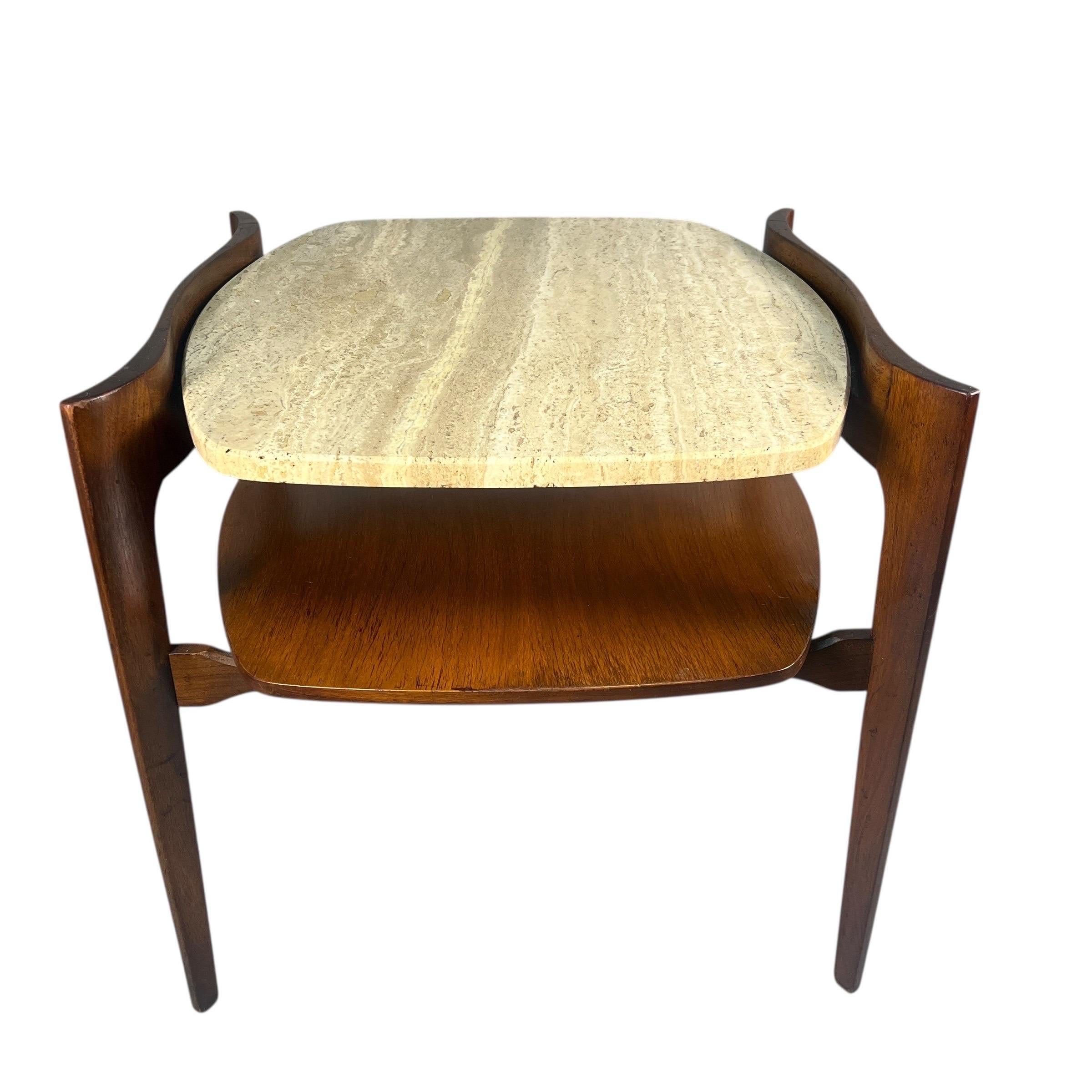 Se vende una mesa auxiliar exquisita y difícil de encontrar, diseñada por Bertha Schaefer. La mesa tiene un tablero extraíble de travertino y un marco de madera de nogal