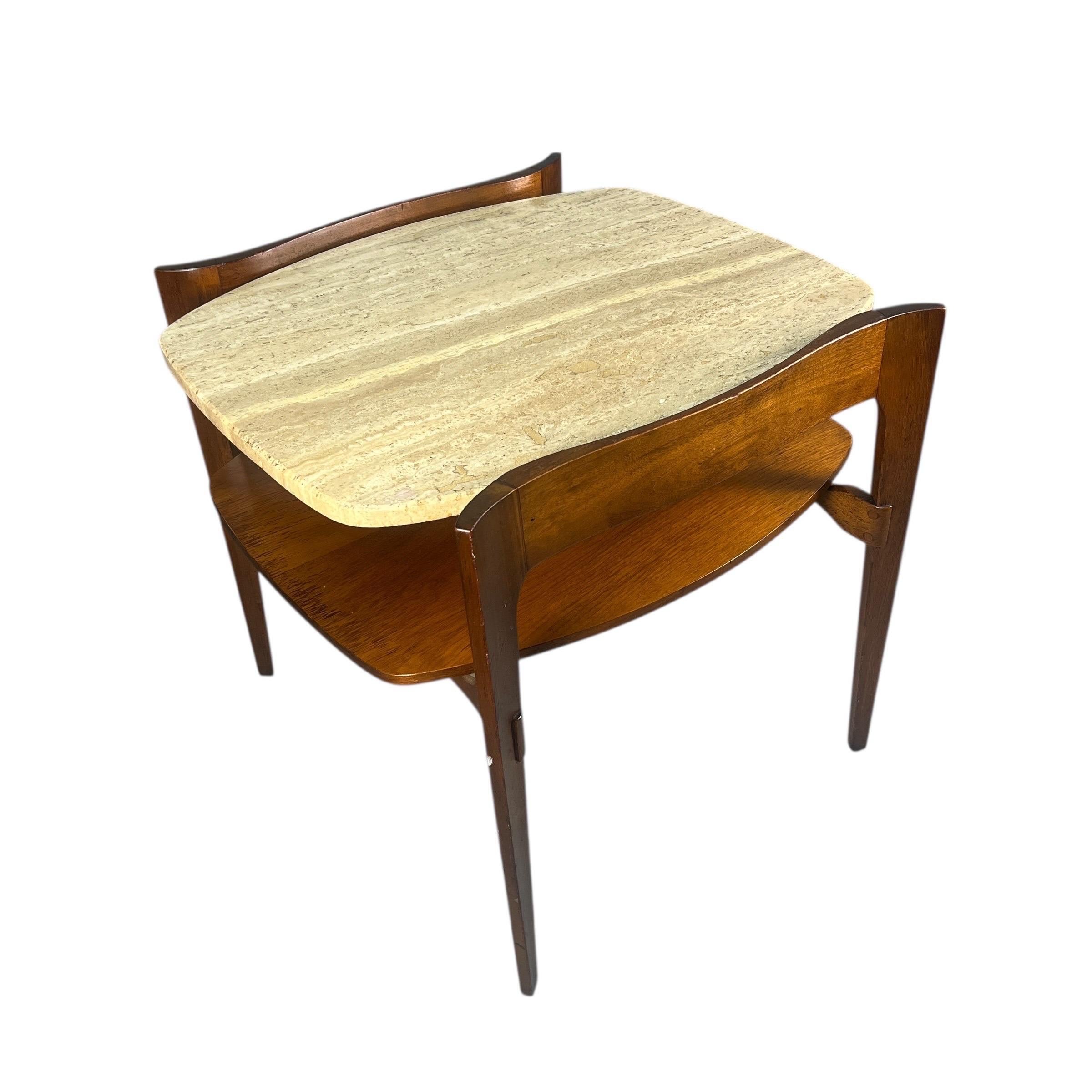 Mesa auxiliar escultórica de nogal travertino Bertha Schaefer Otro en venta