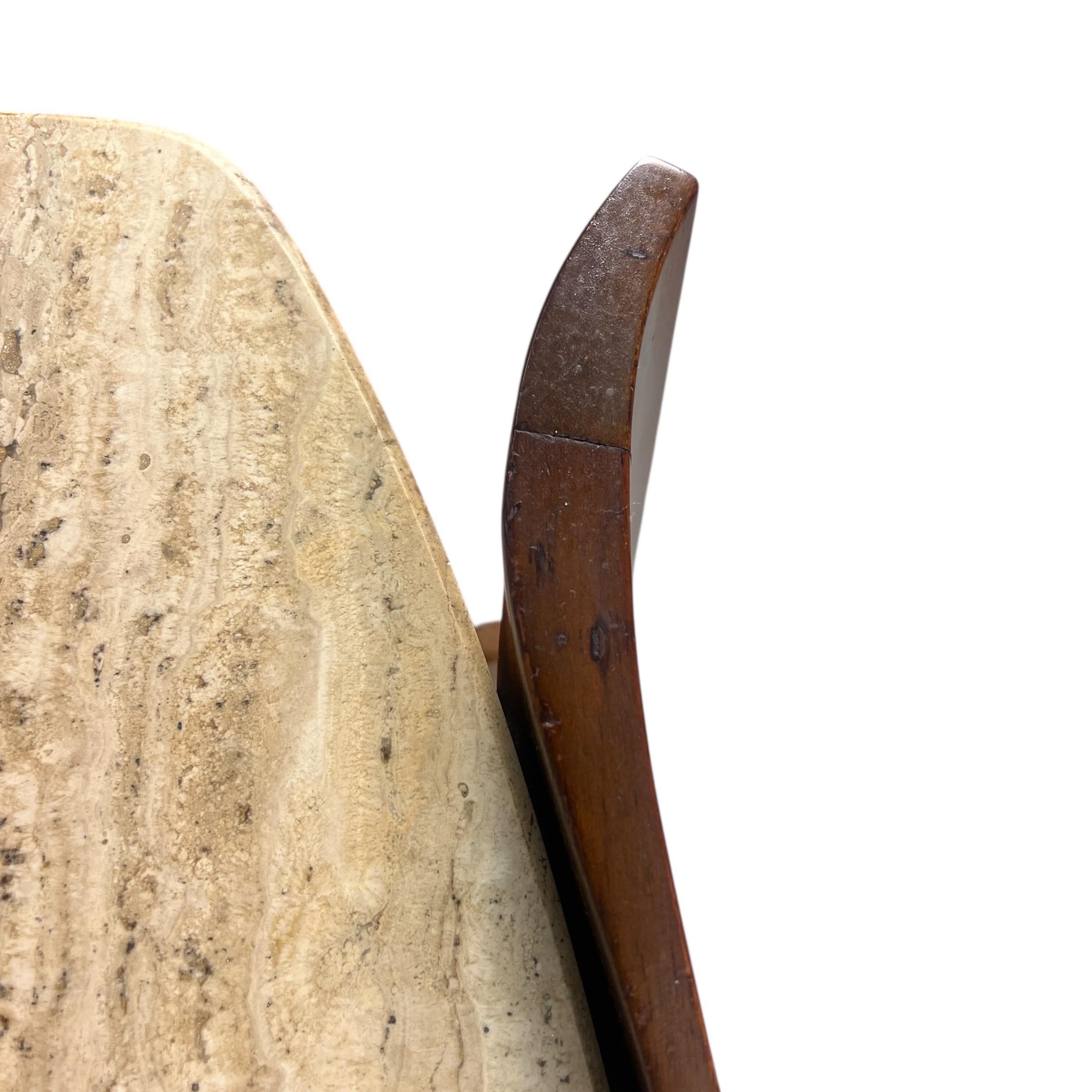 Mesa auxiliar escultórica de nogal travertino Bertha Schaefer finales del siglo XX en venta