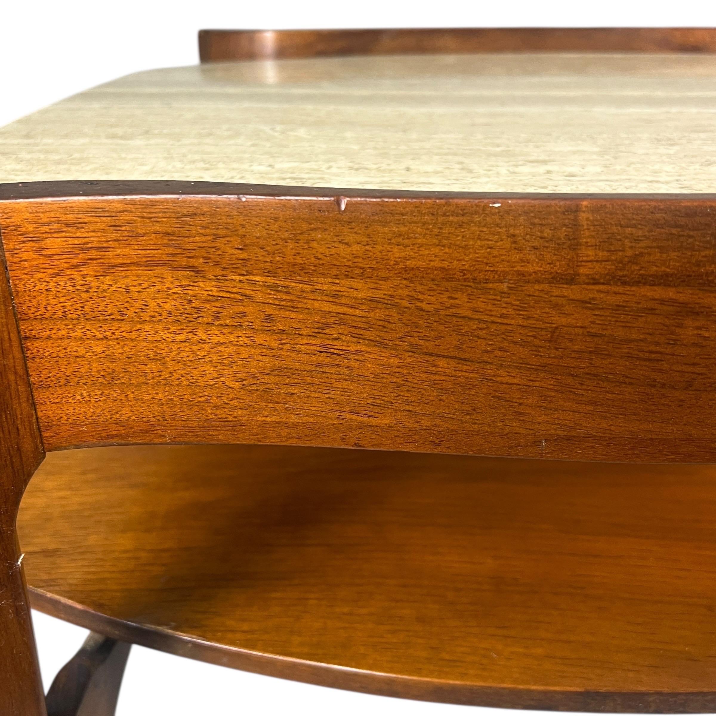 Mesa auxiliar escultórica de nogal travertino Bertha Schaefer Travertino en venta