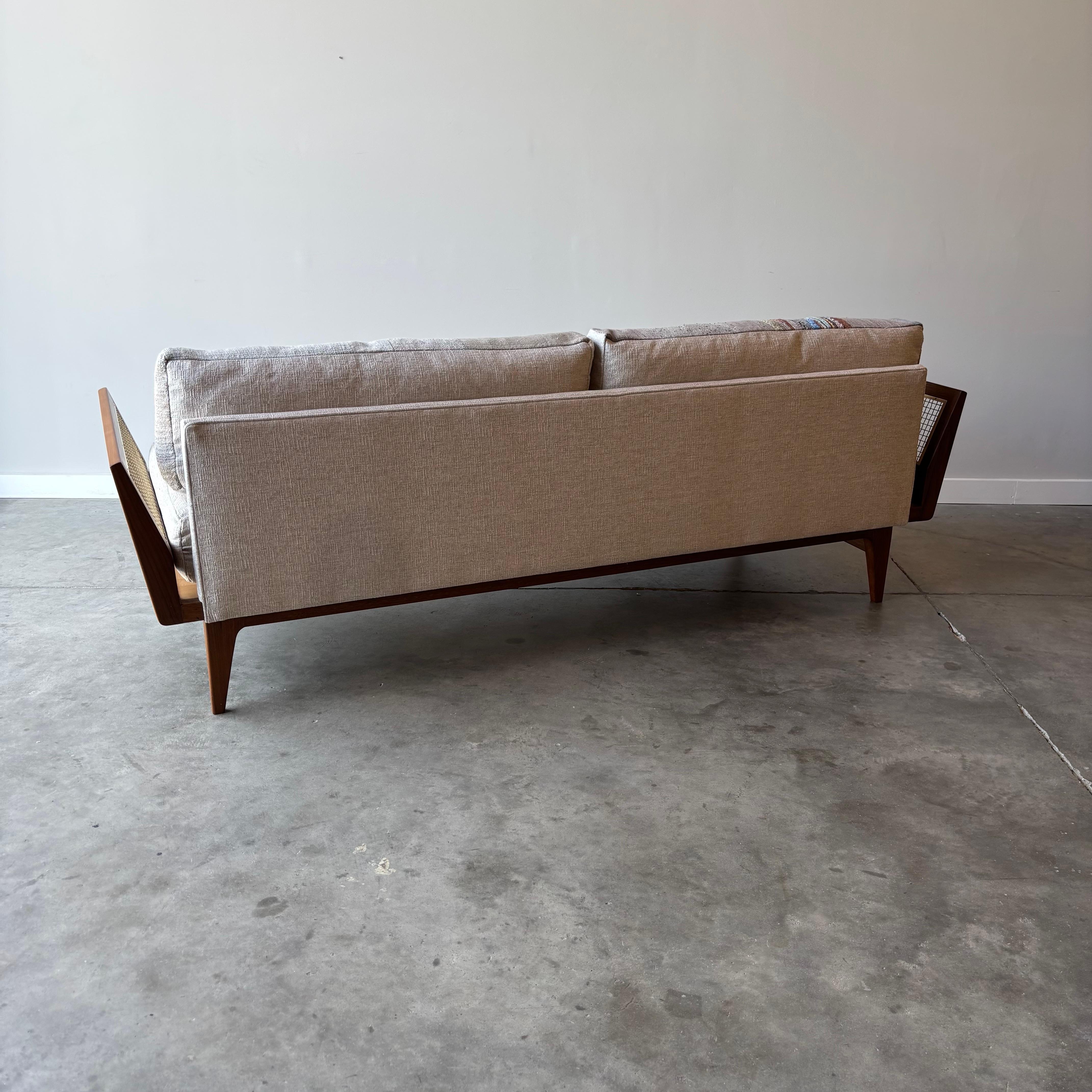 Sofá Bertha Schaefer de nogal de Singer and Sons, tapizado a medida de Jess Feury en venta 5