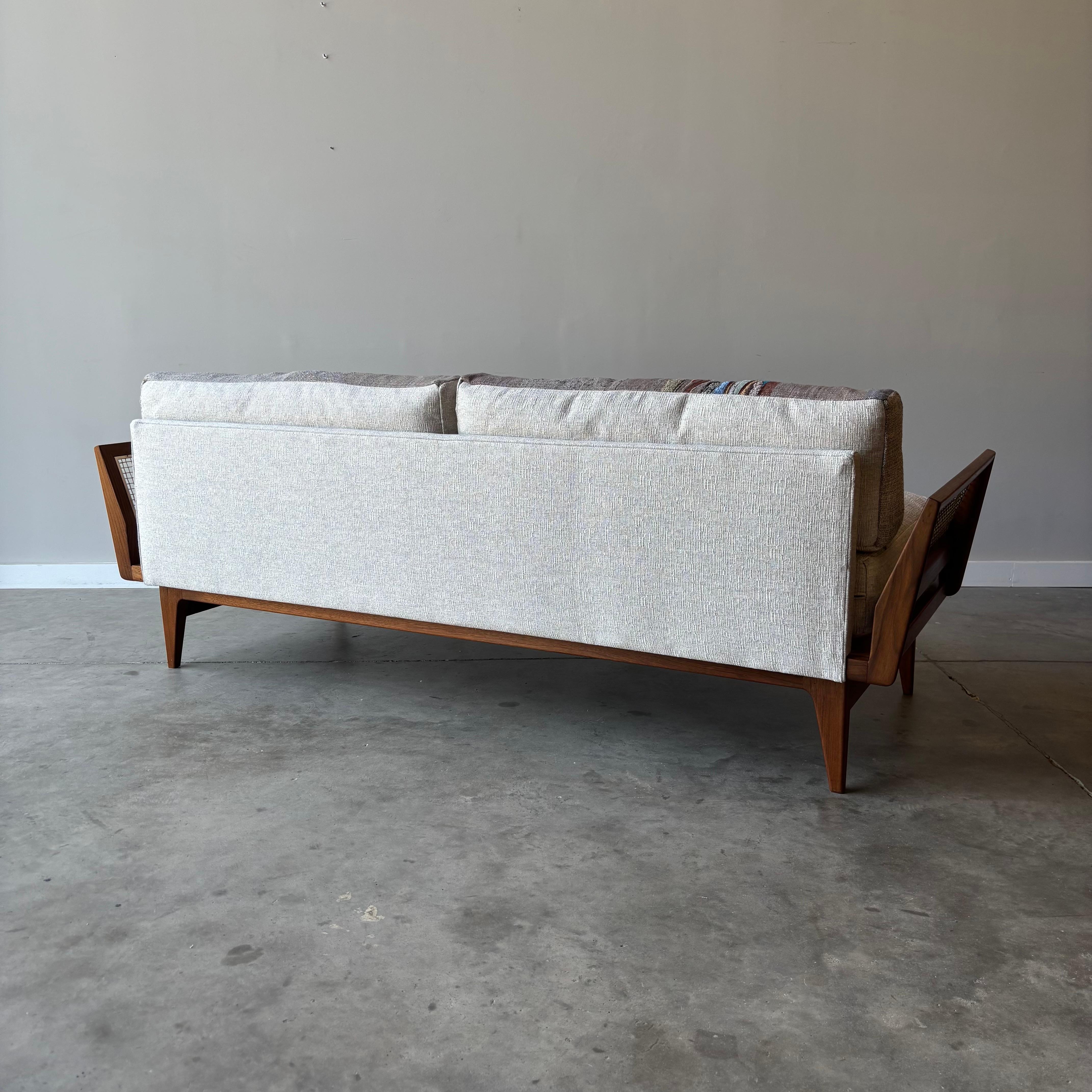 Sofá Bertha Schaefer de nogal de Singer and Sons, tapizado a medida de Jess Feury en venta 6