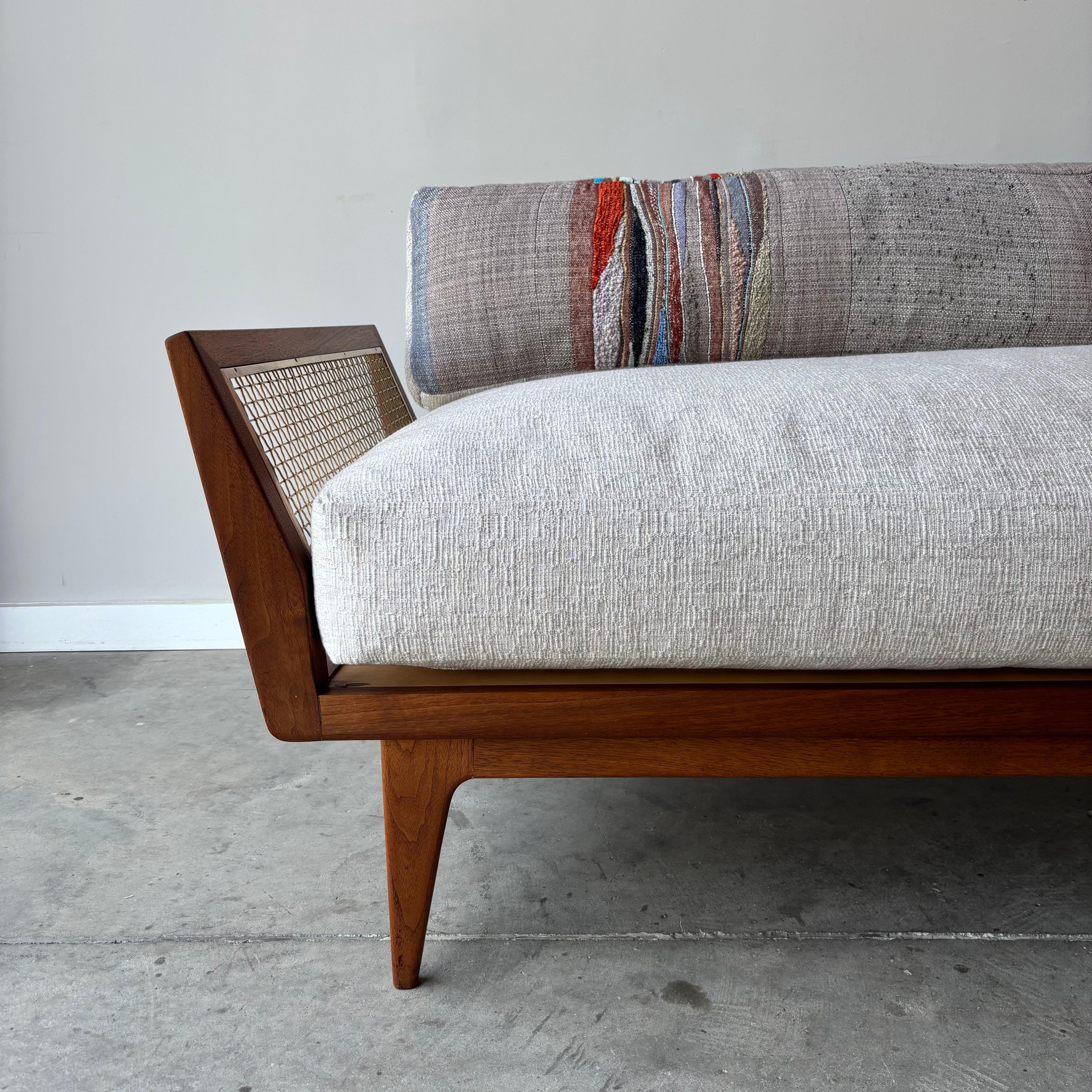 Sofá Bertha Schaefer de nogal de Singer and Sons, tapizado a medida de Jess Feury siglo XX en venta