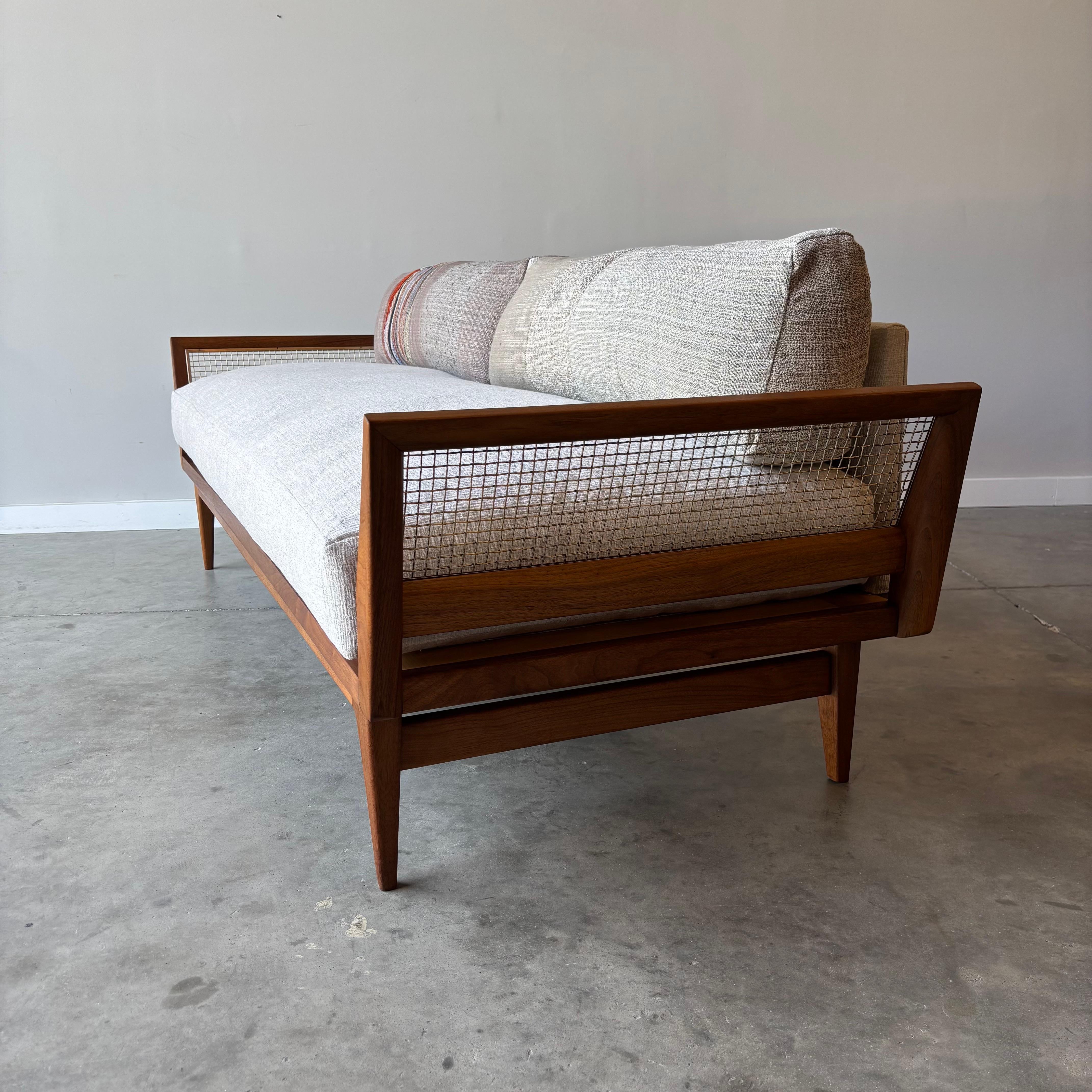 Sofá Bertha Schaefer de nogal de Singer and Sons, tapizado a medida de Jess Feury en venta 2