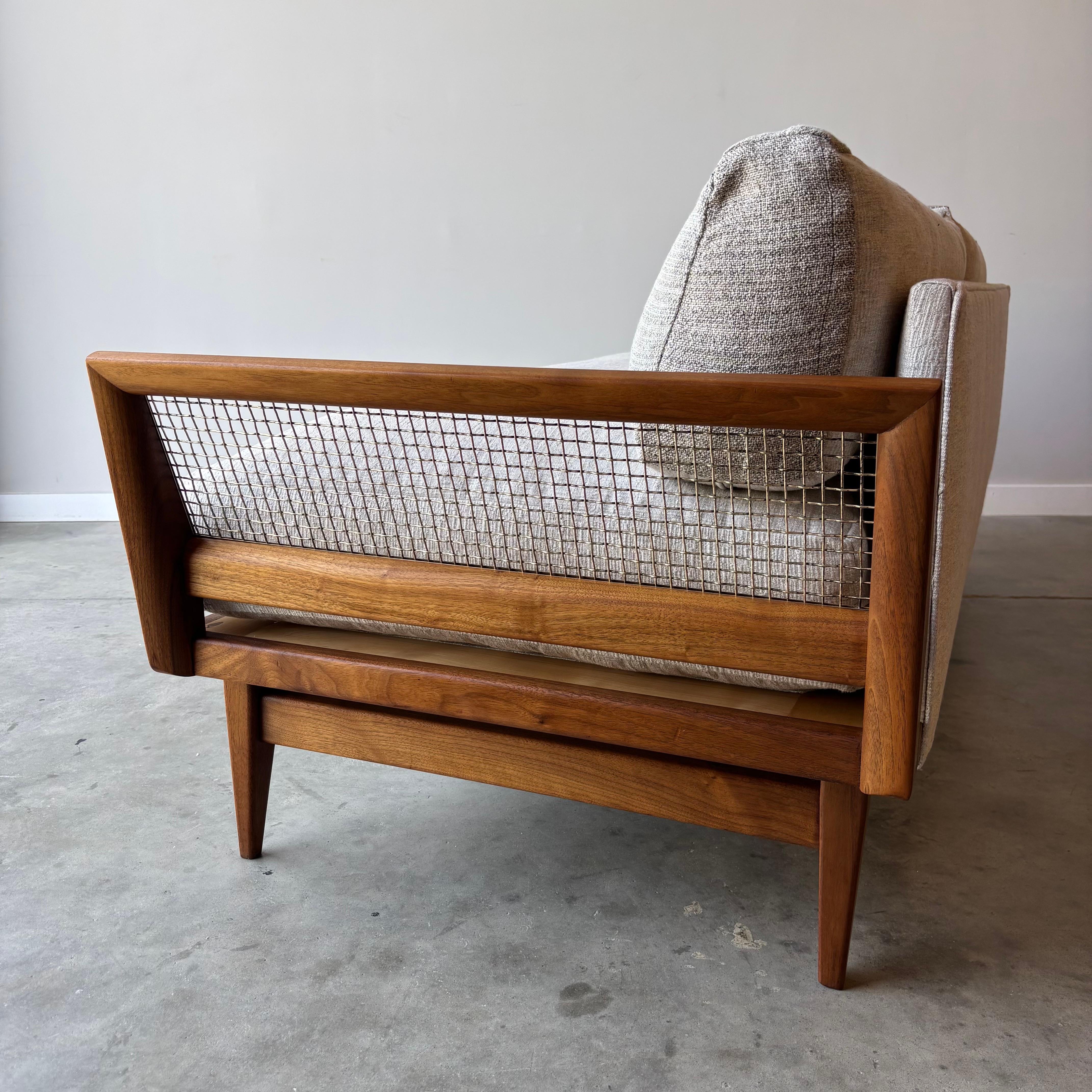 Sofá Bertha Schaefer de nogal de Singer and Sons, tapizado a medida de Jess Feury en venta 3