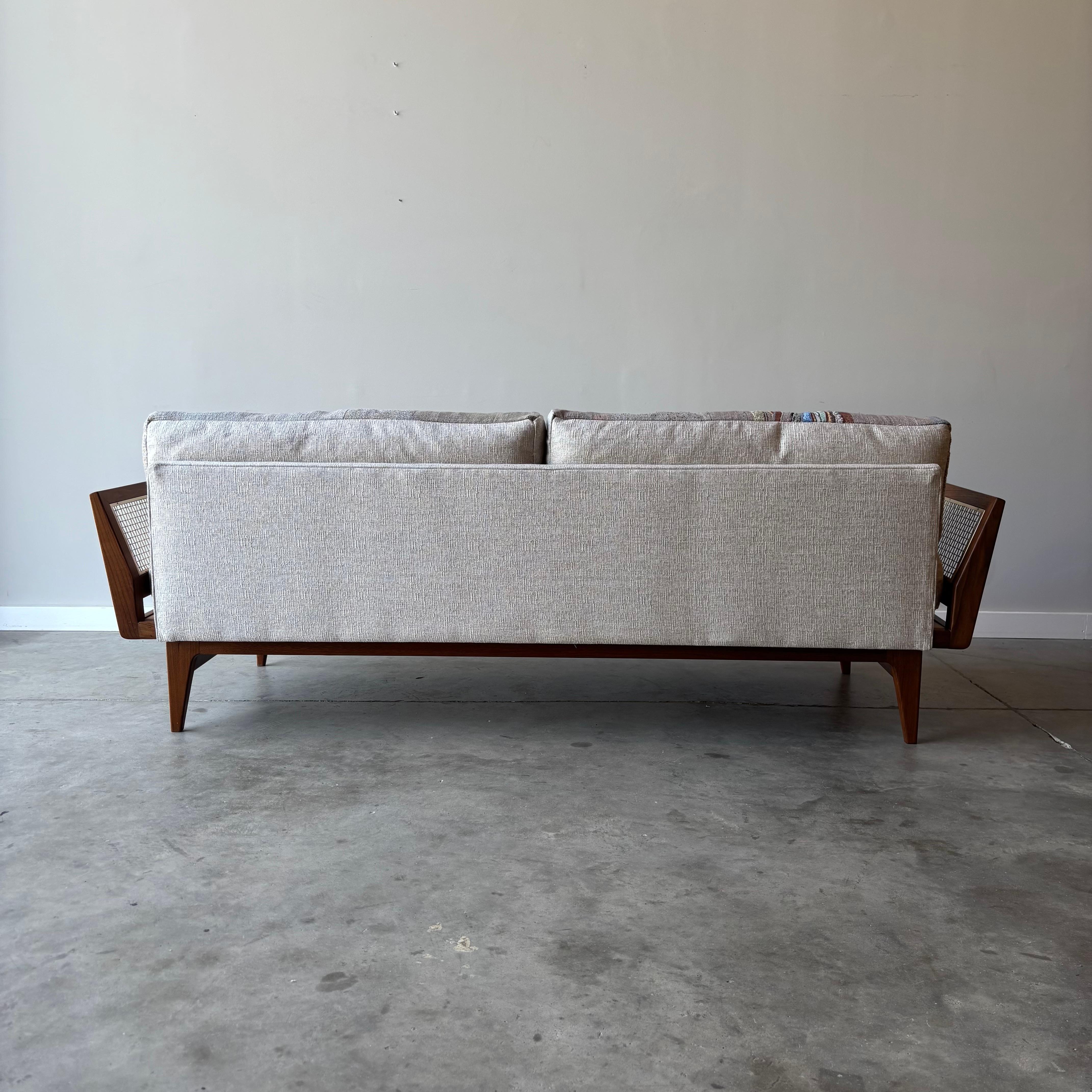 Sofá Bertha Schaefer de nogal de Singer and Sons, tapizado a medida de Jess Feury en venta 4