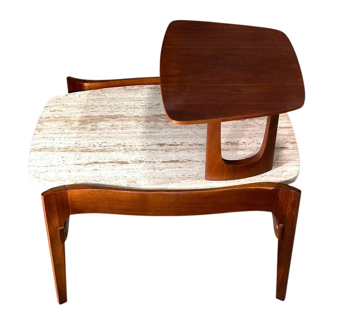 Table d'appoint Bertha Schaefer en noyer et travertin, 1960.
Mesure 22.5