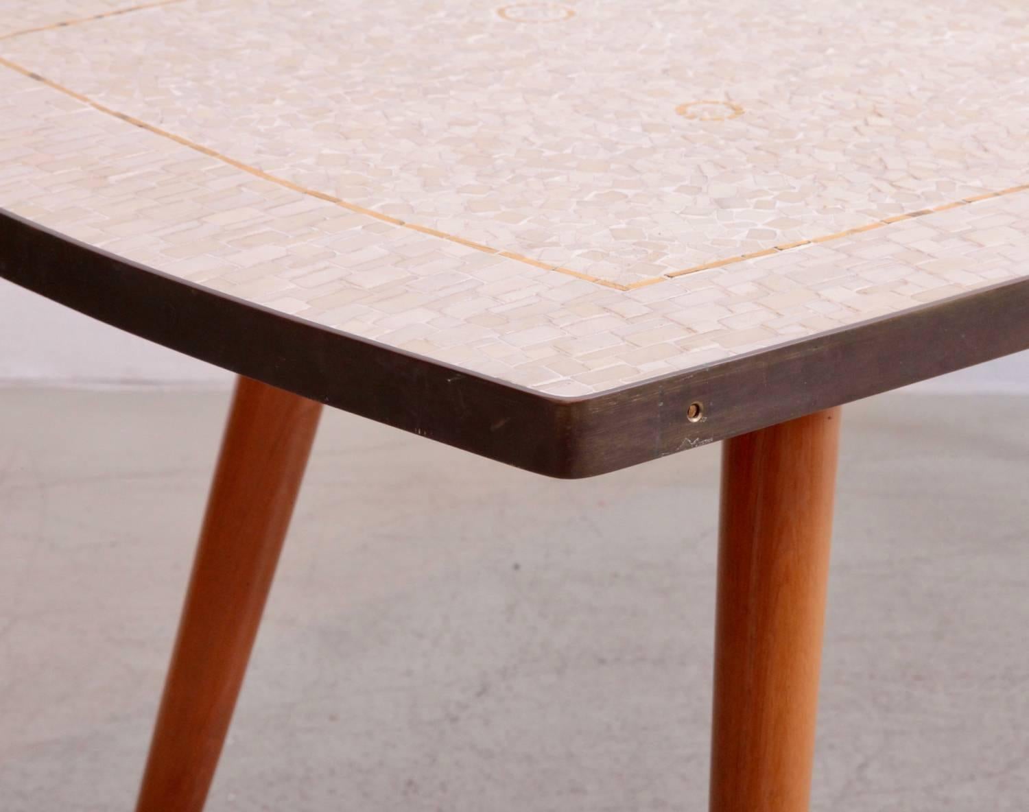 Magnifique table en mosaïque de Berthold Muller avec de rares éléments en or, des pieds en bois et en laiton et un très beau cadre en laiton patiné. Pas de chips !

