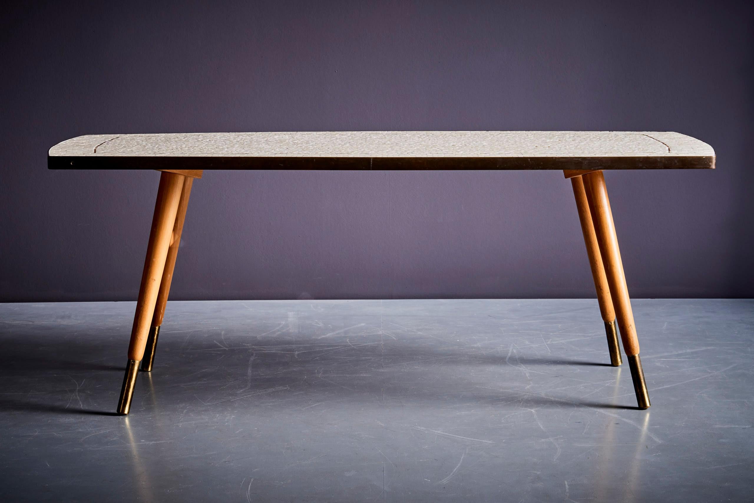Allemand Table en mosaïque de céramique Berthold Muller des années 1950 avec éléments en or en vente