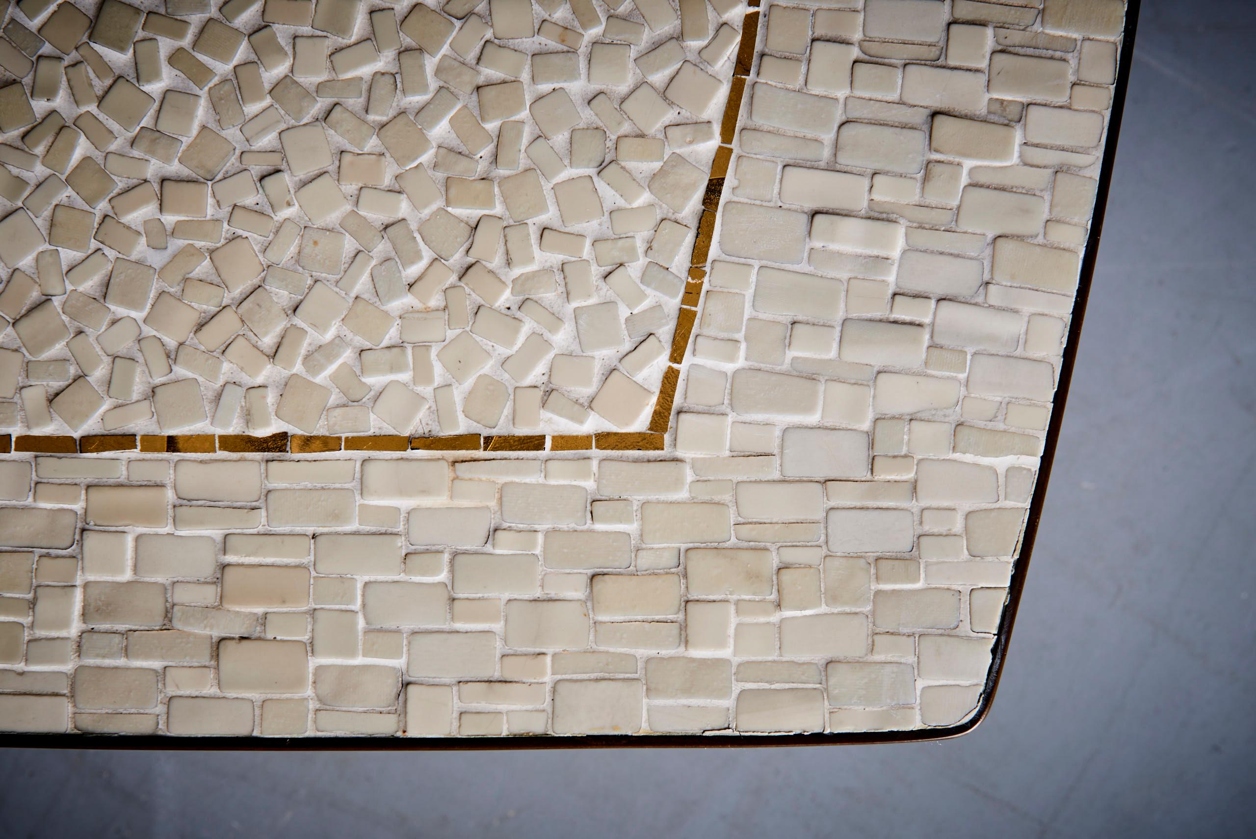 Céramique Table en mosaïque de céramique Berthold Muller des années 1950 avec éléments en or en vente
