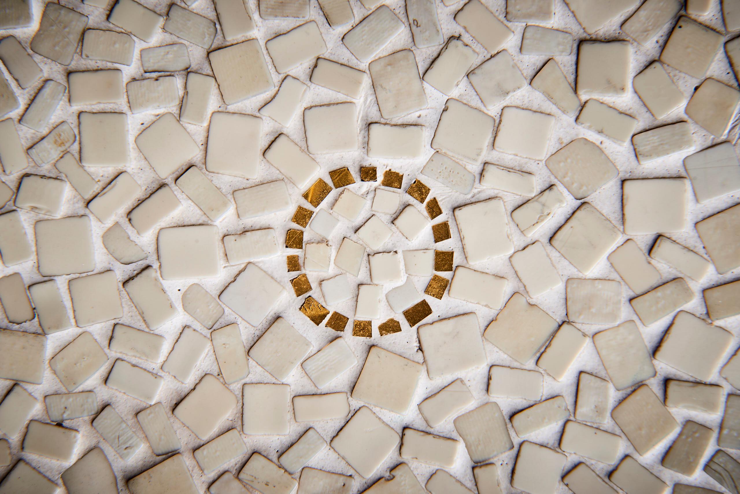Table en mosaïque de céramique Berthold Muller des années 1950 avec éléments en or en vente 2