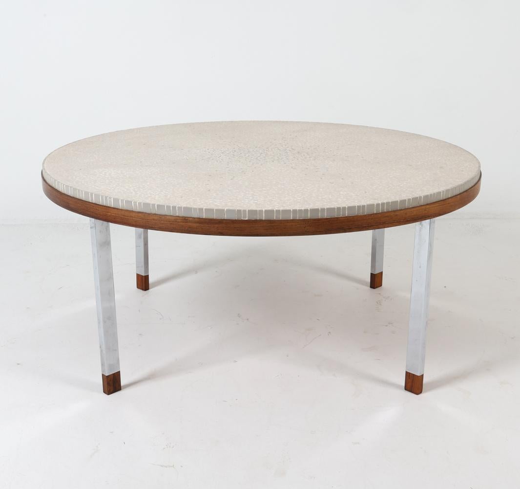 Questo grazioso tavolino è stato attribuito allo stimato designer tedesco Berthold Müller e risale agli anni Sessanta. Questo pezzo incarna l'estetica modernista dell'epoca, mostrando un accattivante gioco di materiali e texture.

Il piano del