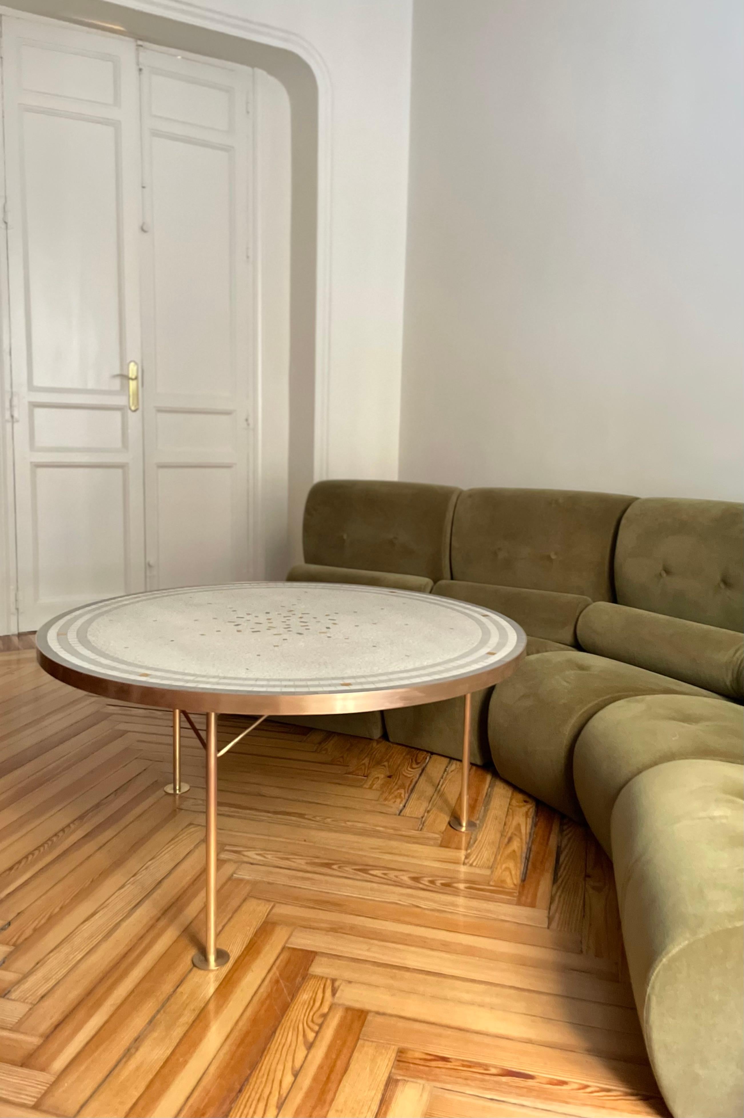 Table en mosaïque et bronze massif conçue par Berthold Müller. Allemagne, années 1950.

Diamètre : 111 cm
Hauteur : 56 cm

Berthold Müller (1893-1979) était un sculpteur et muraliste allemand spécialisé dans l'art sacré et les mosaïques. Il a étudié