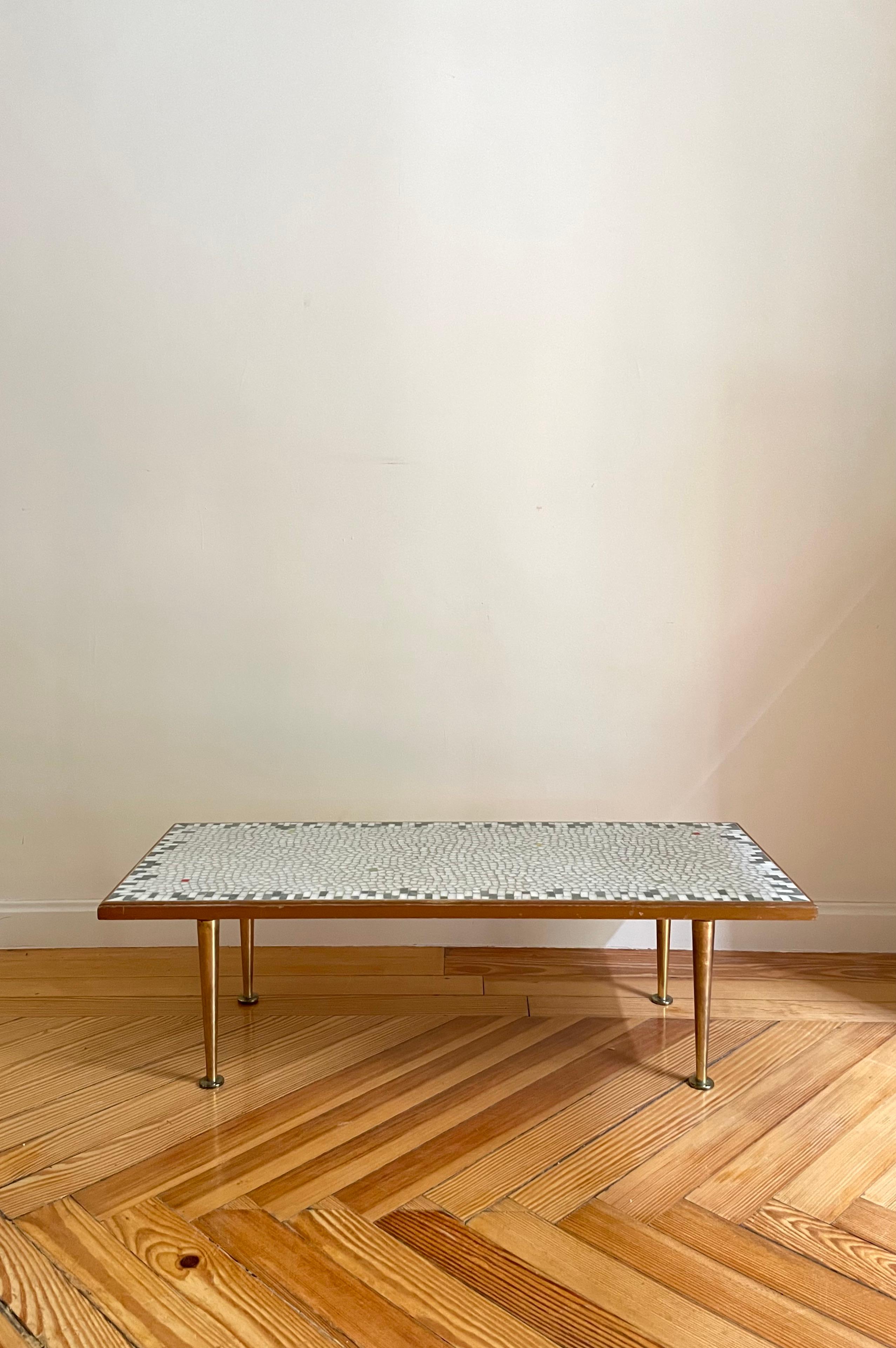 Table basse en mosaïque et laiton massif conçue par Berthold Müller. Allemagne, années 1950.

Longueur : 92 cm
Largeur : 38 cm
Hauteur : 28cm

Berthold Müller (1893-1979) était un sculpteur et muraliste allemand spécialisé dans l'art sacré et les