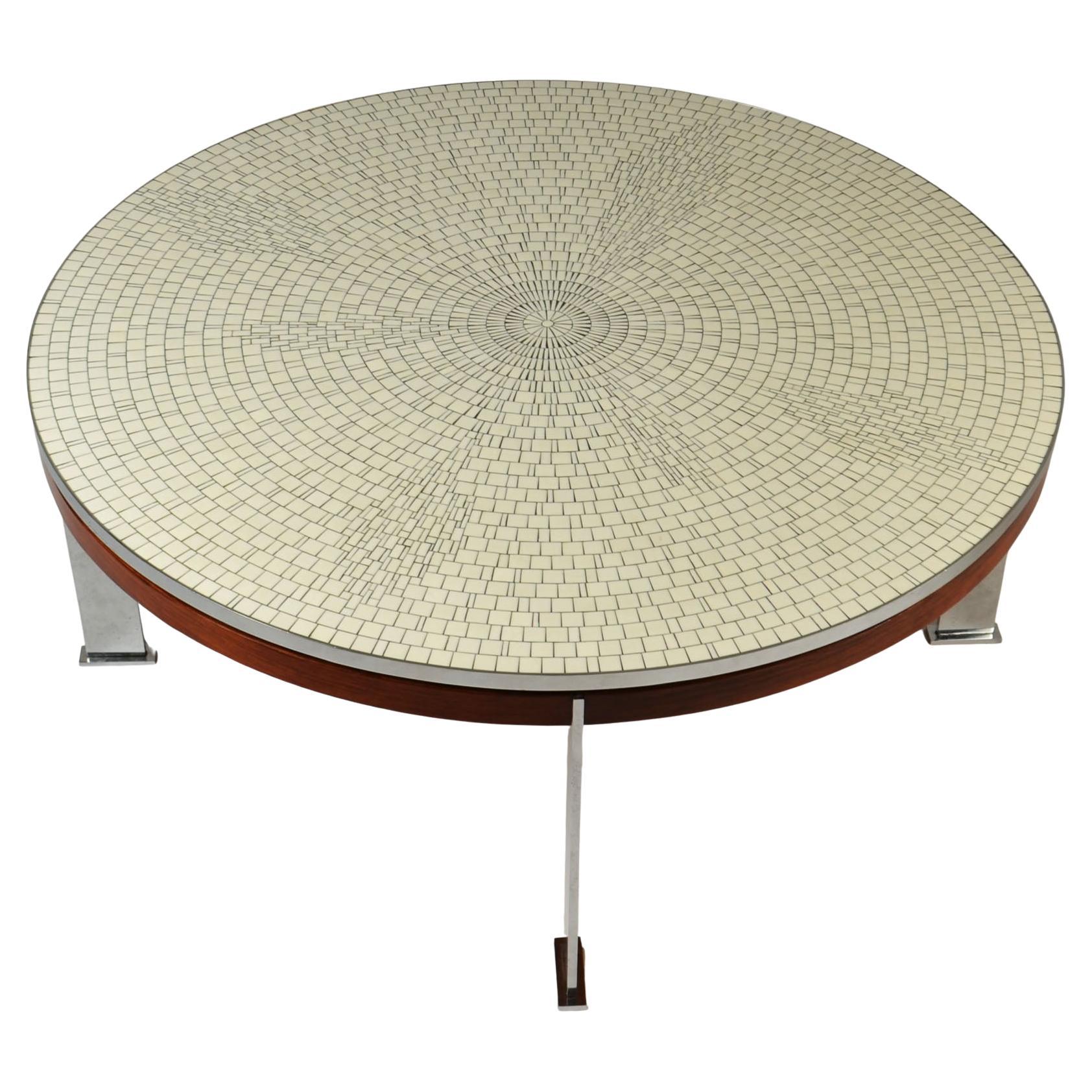 La table basse ronde en mosaïque de verre blanc est composée de pièces de mosaïque coupées individuellement à la main dans un motif rayonnant de soleil. Il a été fabriqué à la fin des années 1950 et au début des années 1960 par Berthold Muller, à