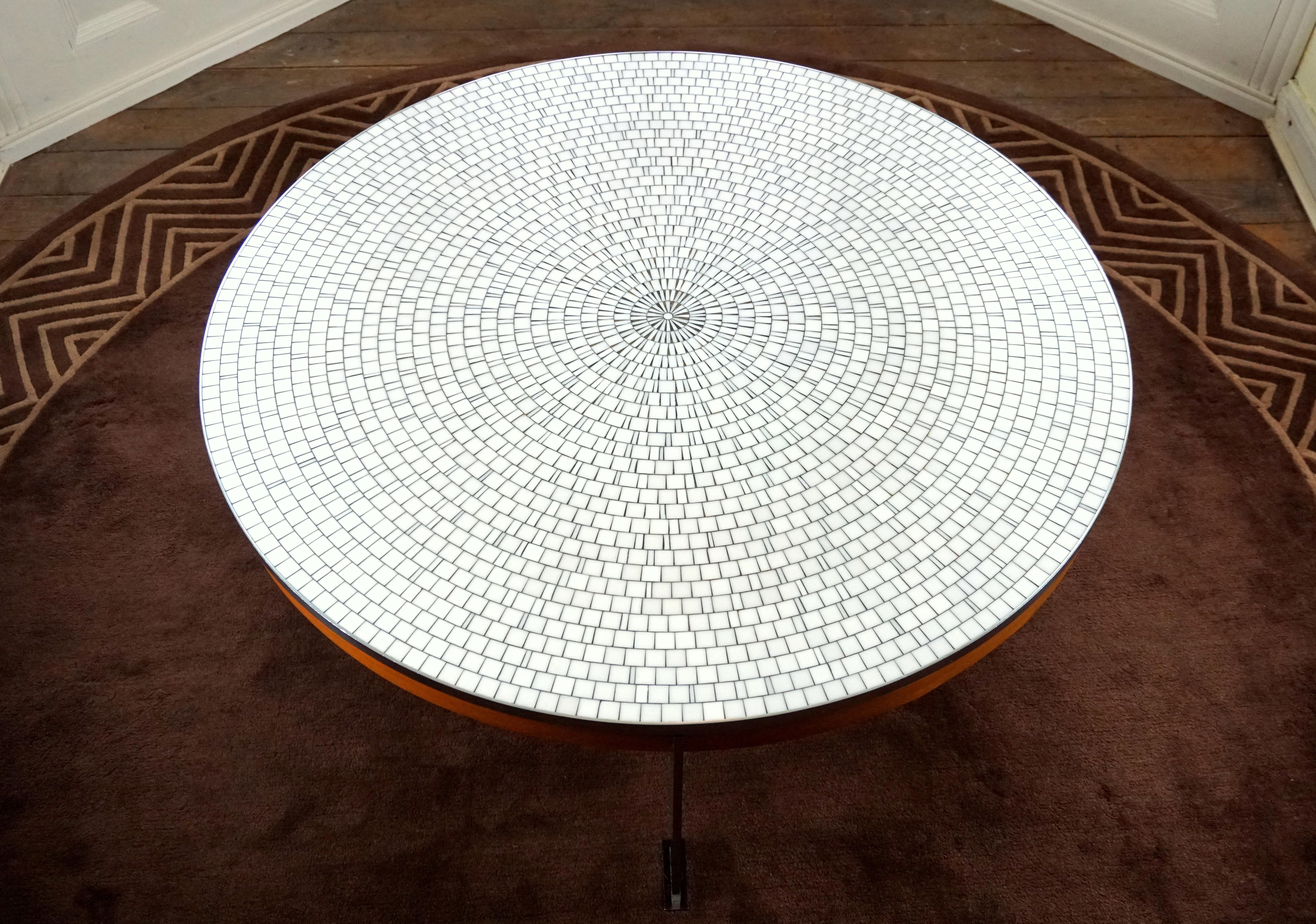 Mesa de centro redonda de mosaico blanco Berthold Müller Oerlinghausen, muy estable y elegante.
Fabricada a finales de los años 50-principios de los 60, con bonitas incrustaciones de mosaico de cristal blanco.
Patas de acero cromado y borde de