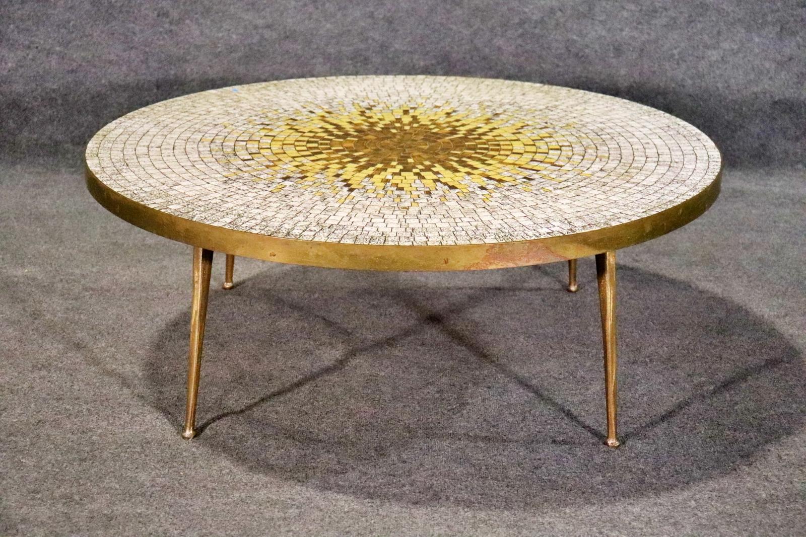 By Vintage Modern coffee table made of ceramic tiles in a mosaic starburst design. Les pieds en laiton sont assortis à la garniture et au motif central en forme de soleil.
Veuillez confirmer le lieu NY ou NJ