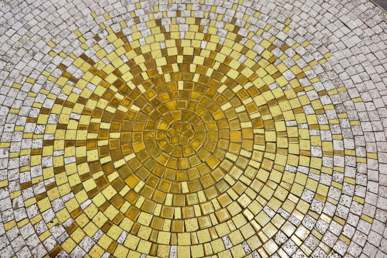 Table basse en mosaïque stylisée de Berthold Müller 2