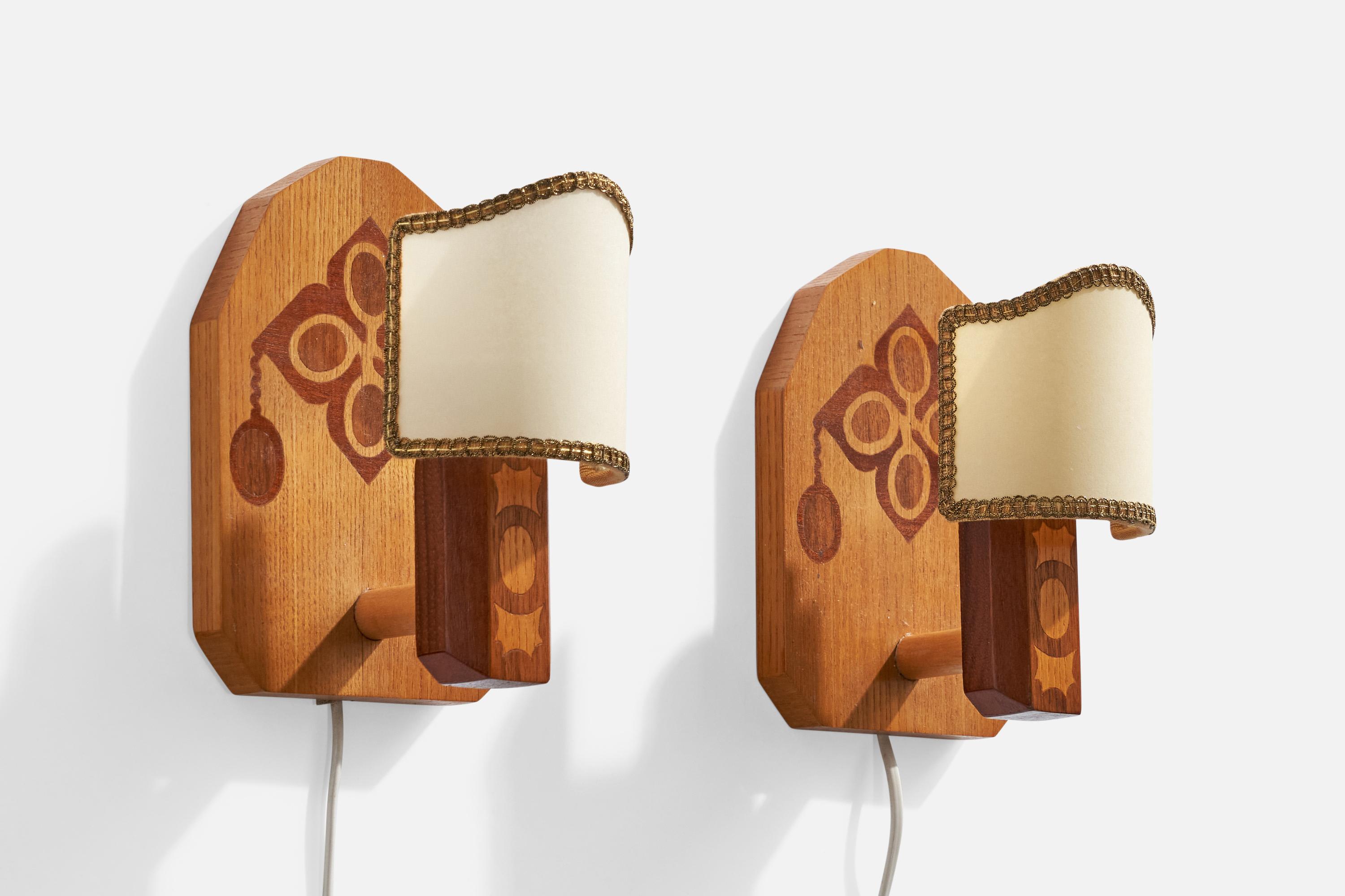 Pareja de apliques de madera y tela blanquecina diseñados y fabricados por Bertil Andersson, Suecia, fechados en 1982.

Dimensiones totales (pulgadas): 8