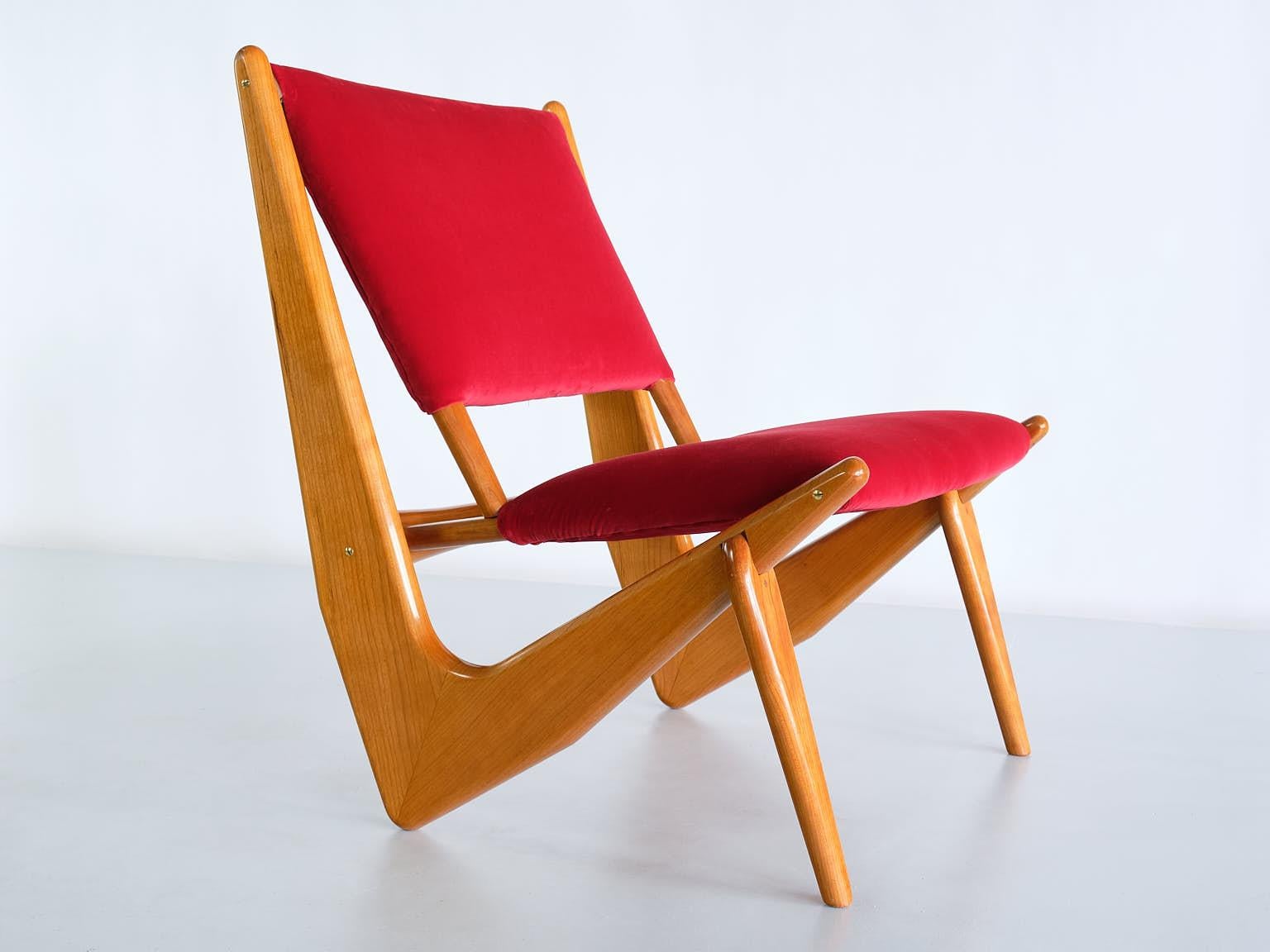 This rare lounge chair was designed by Bertil Behrmanand produced by Engens Möbelfabriker in Sweden, 1956. The model is numbered 233 and is part of the designer’s “Presens” series. The striking frame in lacquered solid oak wood is marked by the