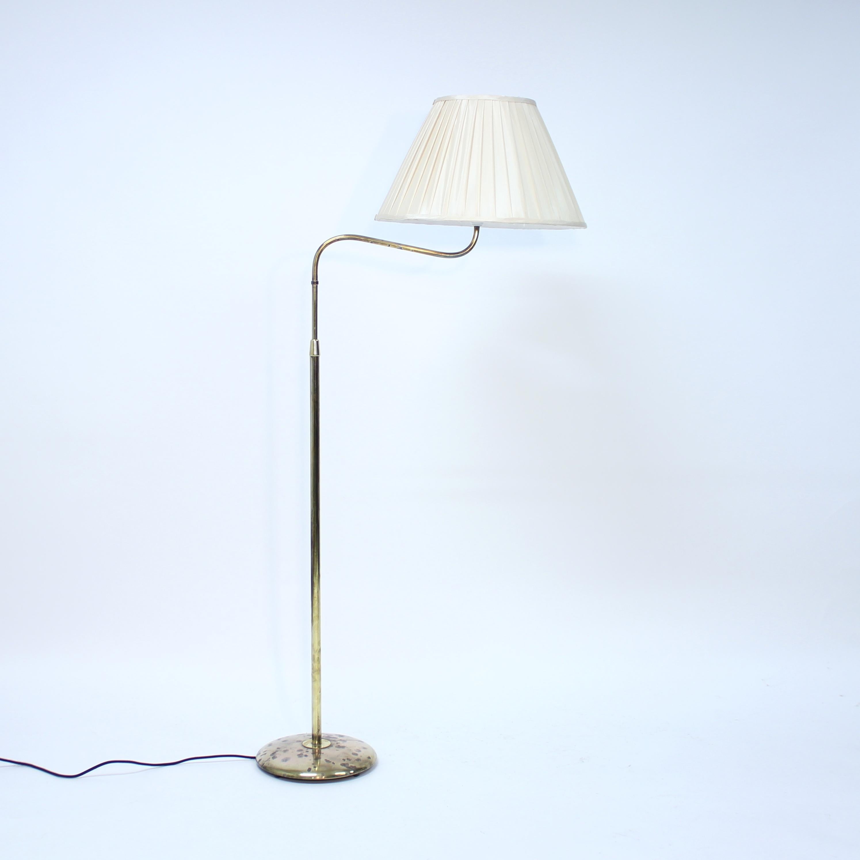 Rare lampadaire en laiton conçu par Bertil Brisborg et produit par Nordiska Kompaniet dans les années 1940. Brisborg était à la tête du département éclairage de NK dans les années 1940 et est une figure très connue et établie dans l'histoire du