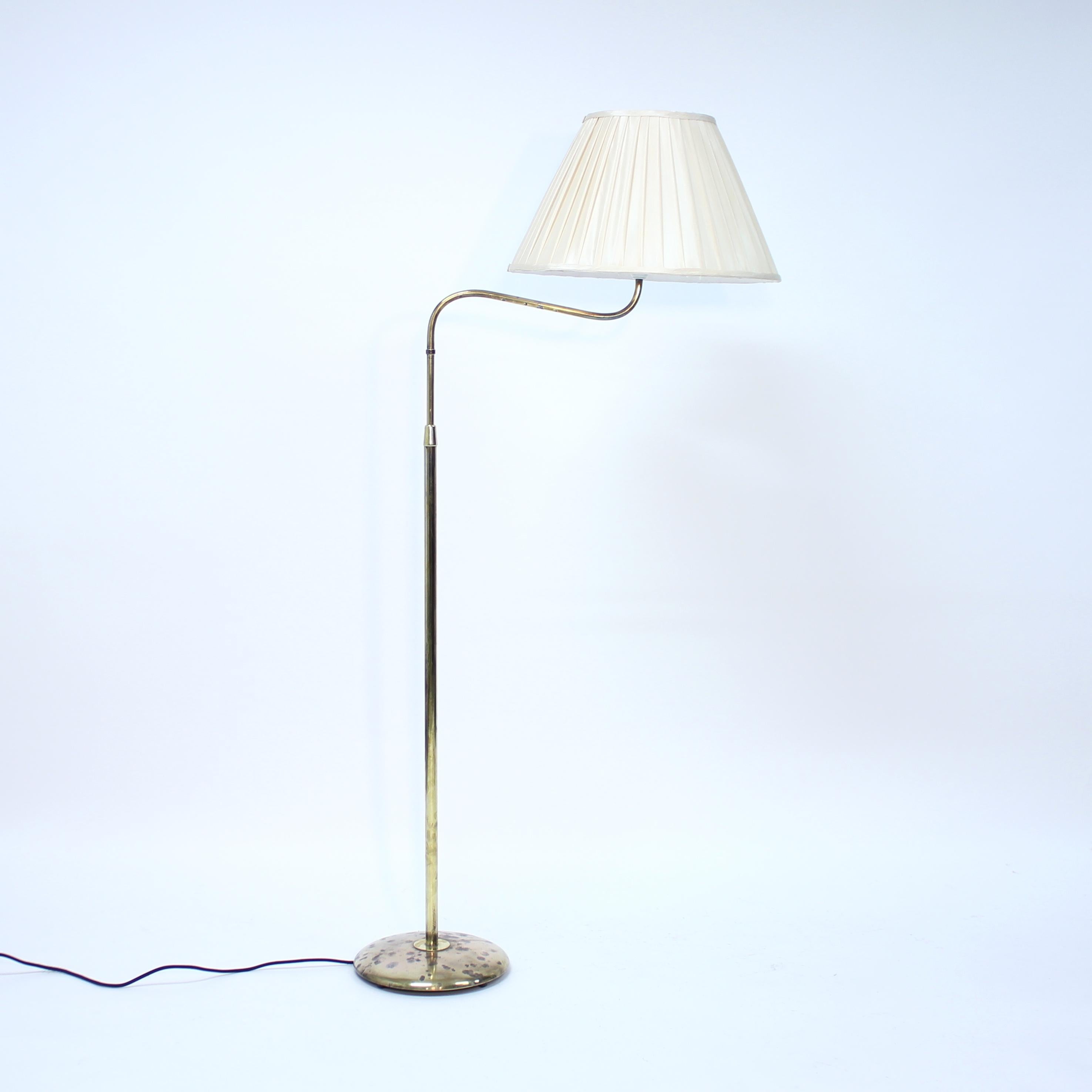 Scandinave moderne Bertil Brisborg, lampadaire en laiton modèle 30620 pour Nordiska Kompaniet/NK, années 1940 en vente