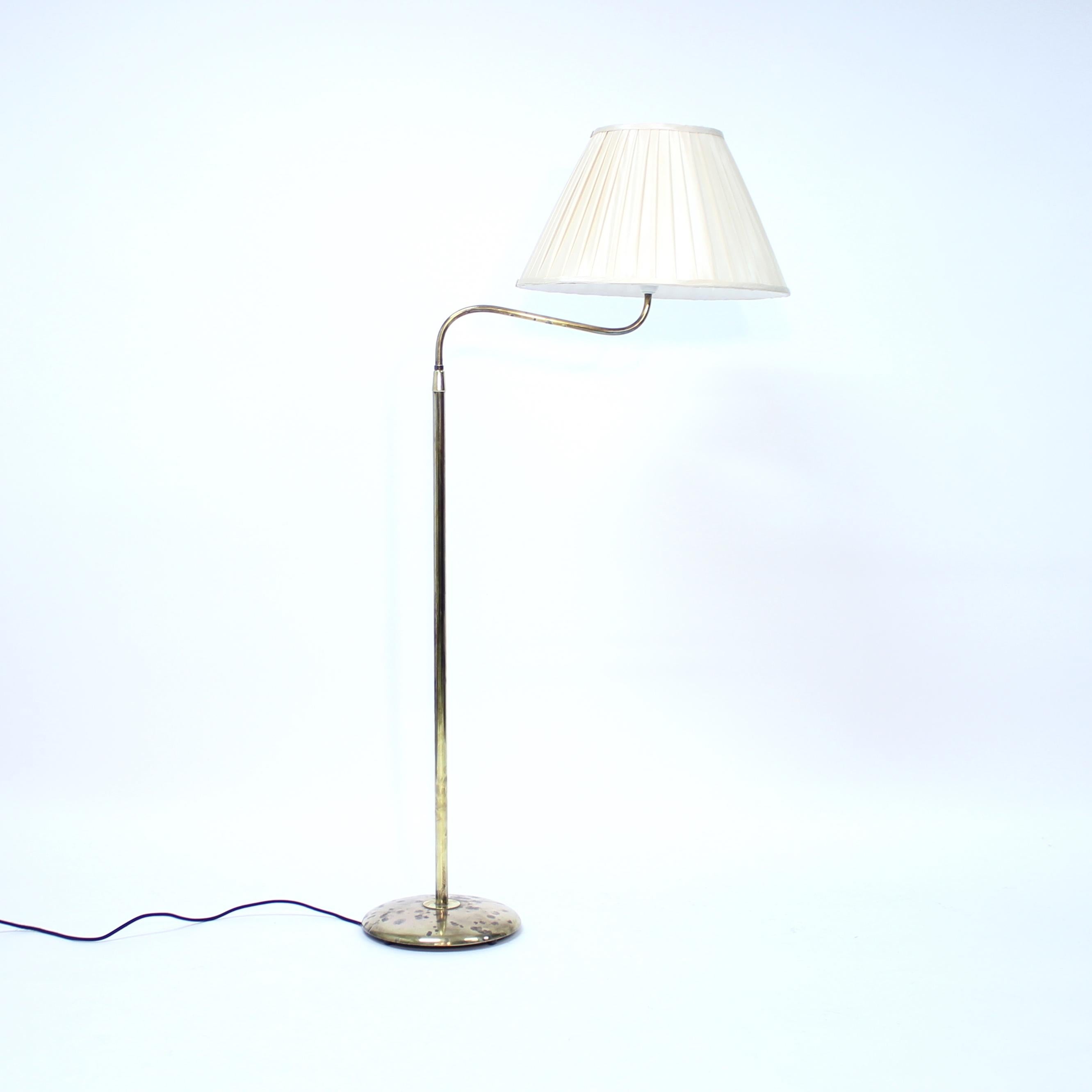 Suédois Bertil Brisborg, lampadaire en laiton modèle 30620 pour Nordiska Kompaniet/NK, années 1940 en vente