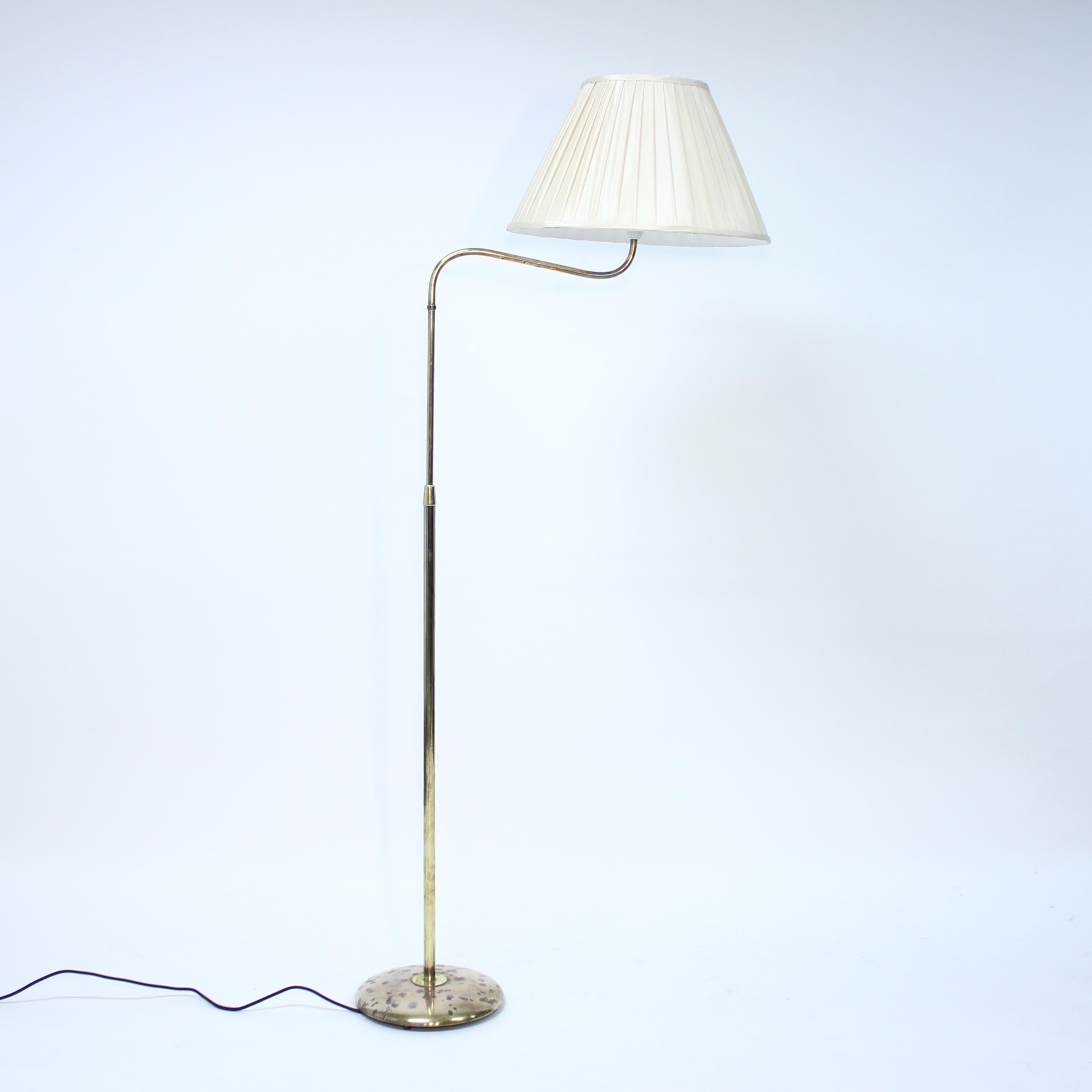 Bertil Brisborg, lampadaire en laiton modèle 30620 pour Nordiska Kompaniet/NK, années 1940 État moyen - En vente à Uppsala, SE
