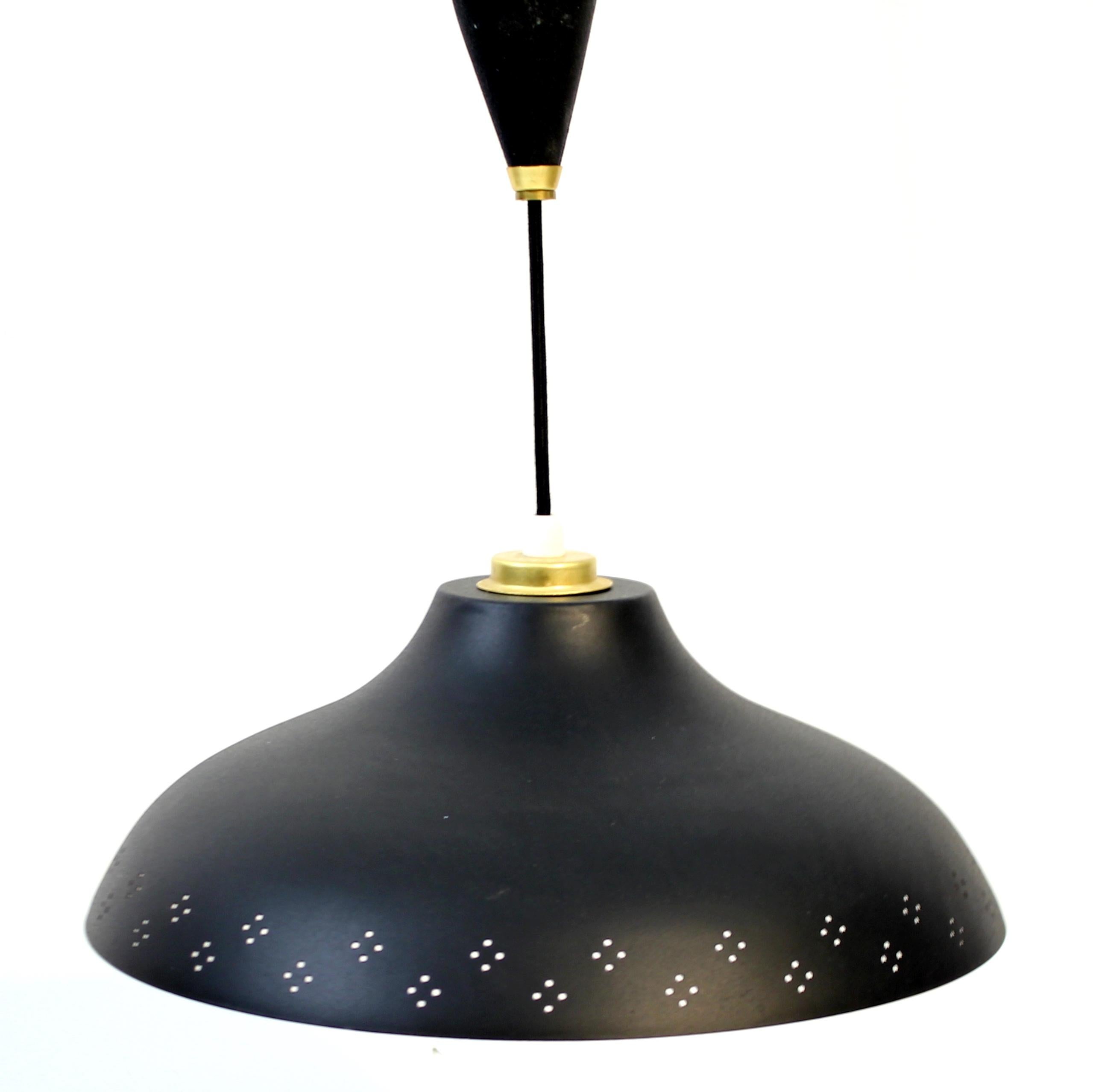 Plafonnier noir conçu par Bertil Brisborg, qui a longtemps dirigé le département éclairage de Nordsika Kompaniet, et produit dans les années 1950. Le modèle est réglable en hauteur entre 92 et 139 cm et est fabriqué en métal avec un tout nouveau