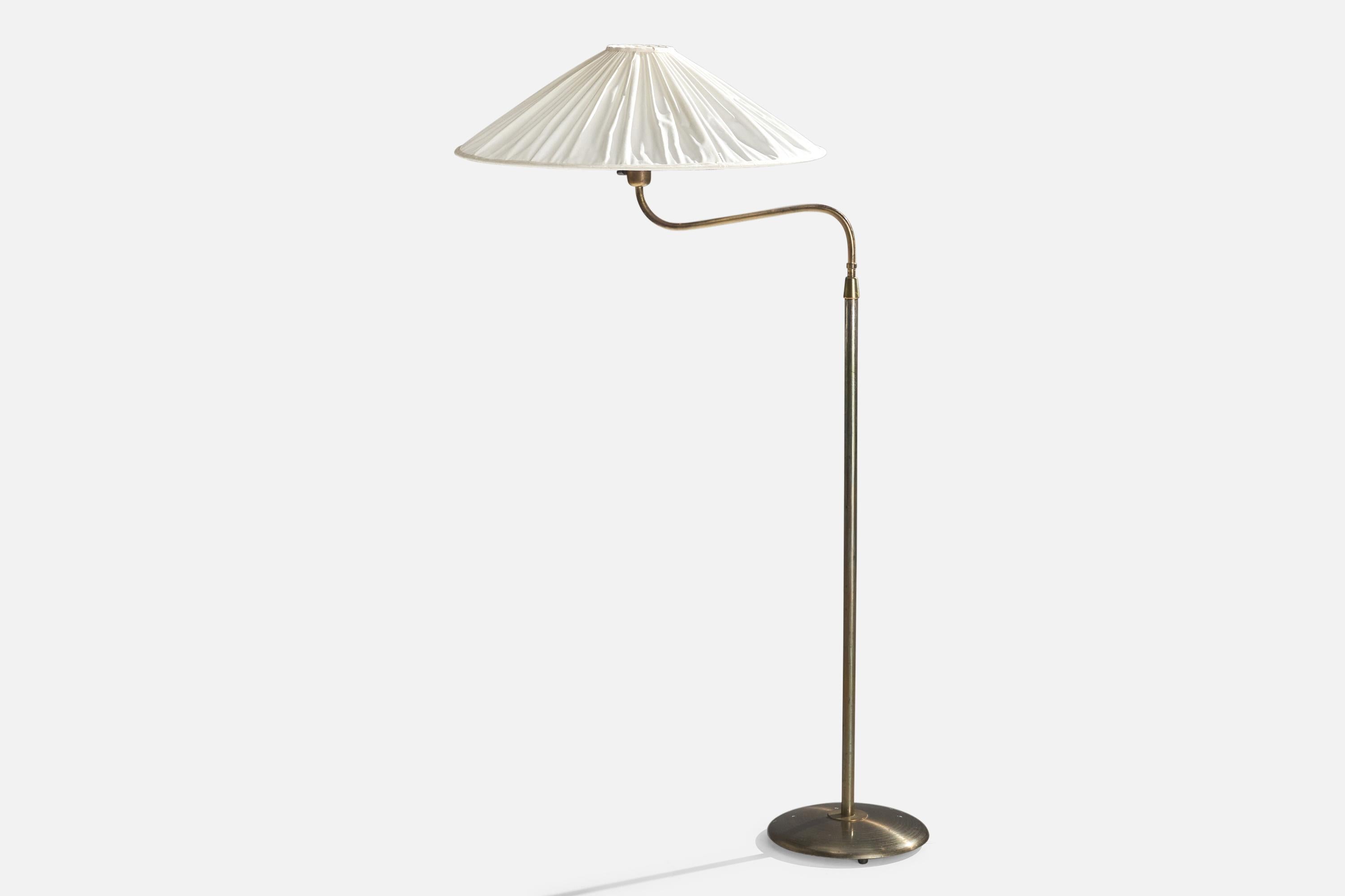 Lampadaire réglable en laiton et en tissu conçu par Bertil Brisborg et produit par Nordiska Kompaniet, Suède, années 1940.

Dimensions de la lampe avec abat-jour (pouces) : 51
