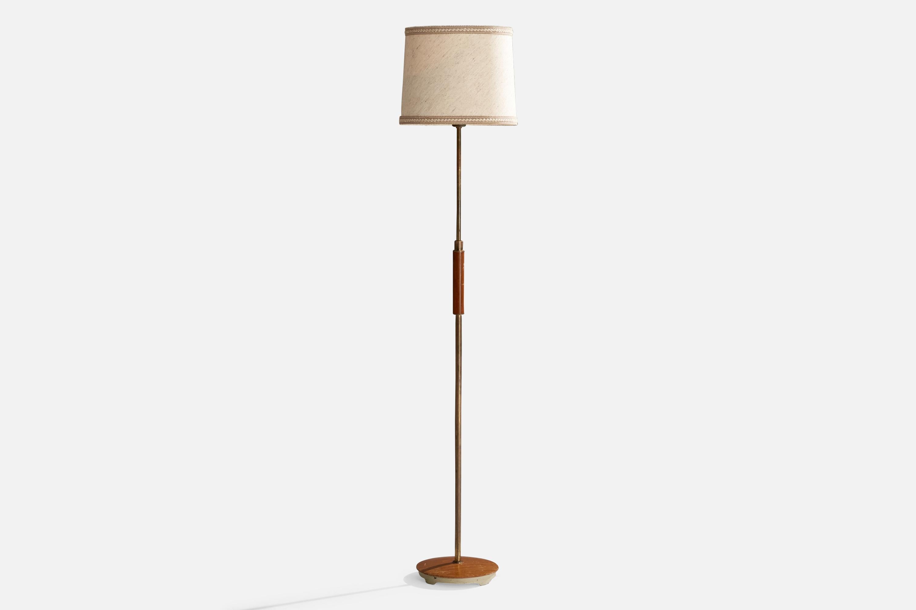 Lámpara de pie de latón, roble, tela y hierro, diseñada por Bertil Brisborg y producida por Nordiska Kompaniet, Suecia, c. 1940.

Dimensiones de la lámpara (pulgadas): 54,5