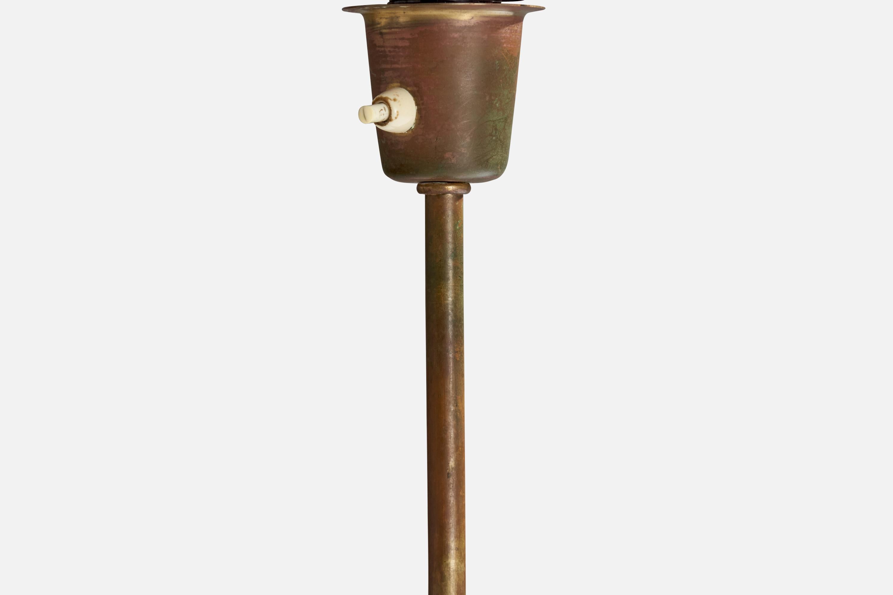 Bertil Brisborg, Lámpara de pie, latón, roble, hierro, tela, Suecia, década de 1940 Sueco en venta