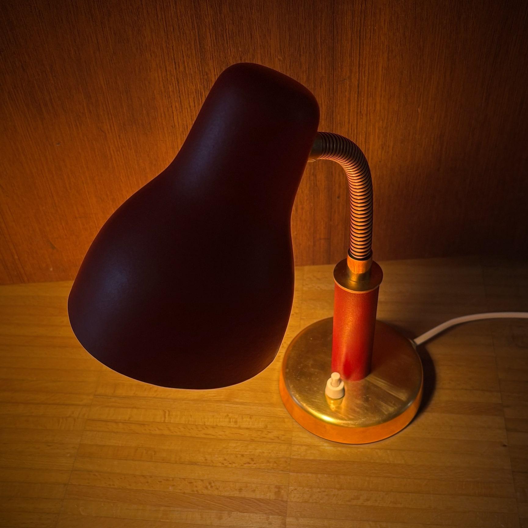 Bertil Brisborg, Nordiska Kompaniet, Lámpara de escritorio escandinava 32535, Suecia, años 50 Latón en venta