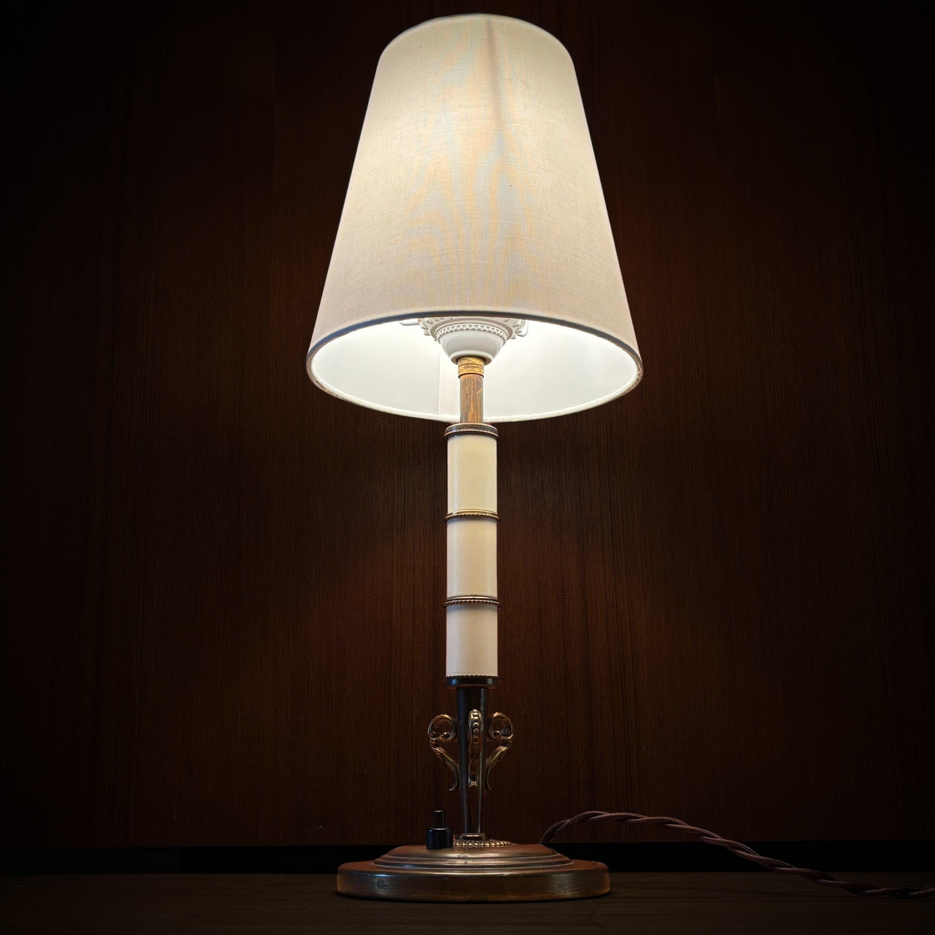 Bertil Brisborg, Nordiska Kompaniet, lampe de table, laiton et acier, Suède, années 1930 Bon état - En vente à Forserum, SE