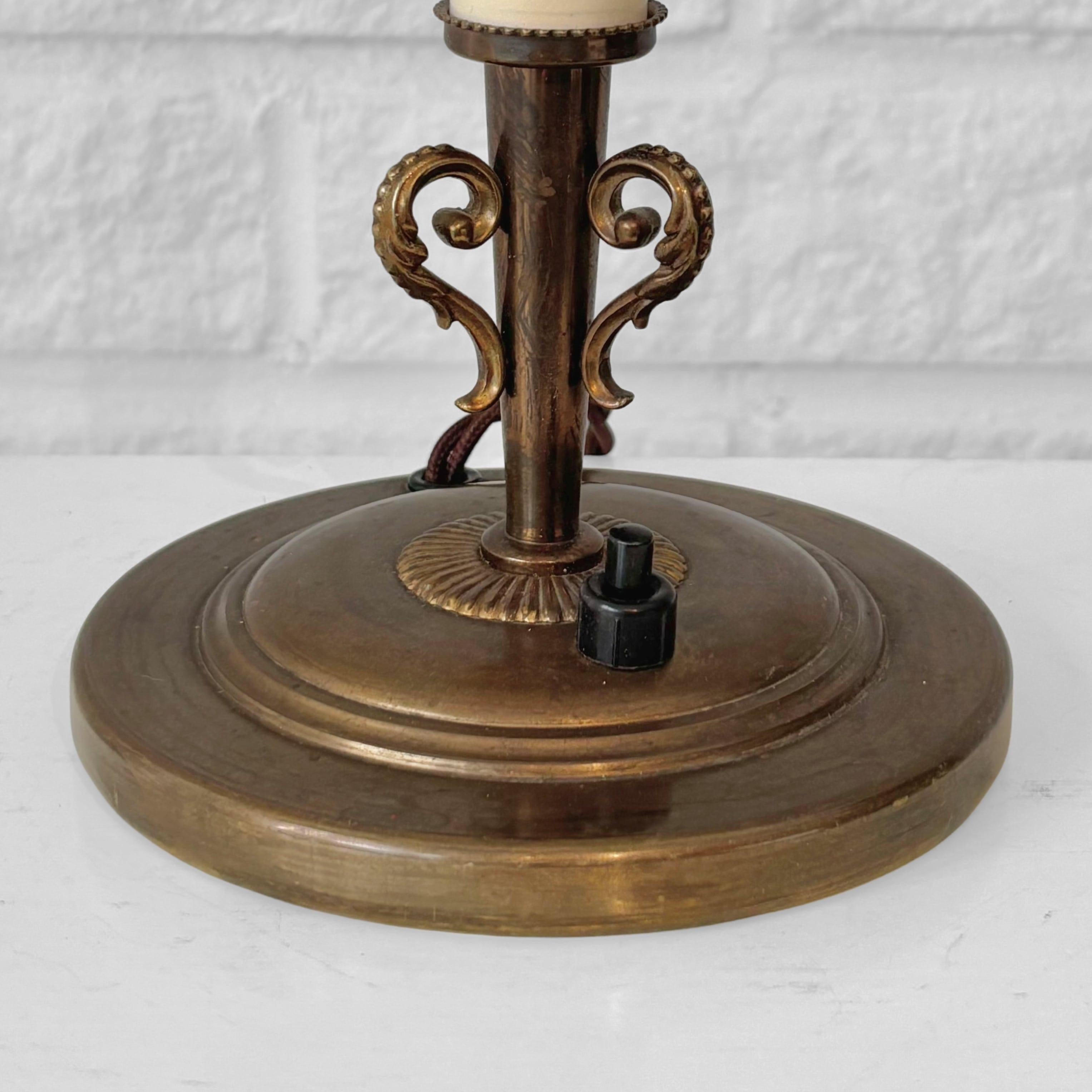 Milieu du XXe siècle Bertil Brisborg, Nordiska Kompaniet, lampe de table, laiton et acier, Suède, années 1930 en vente