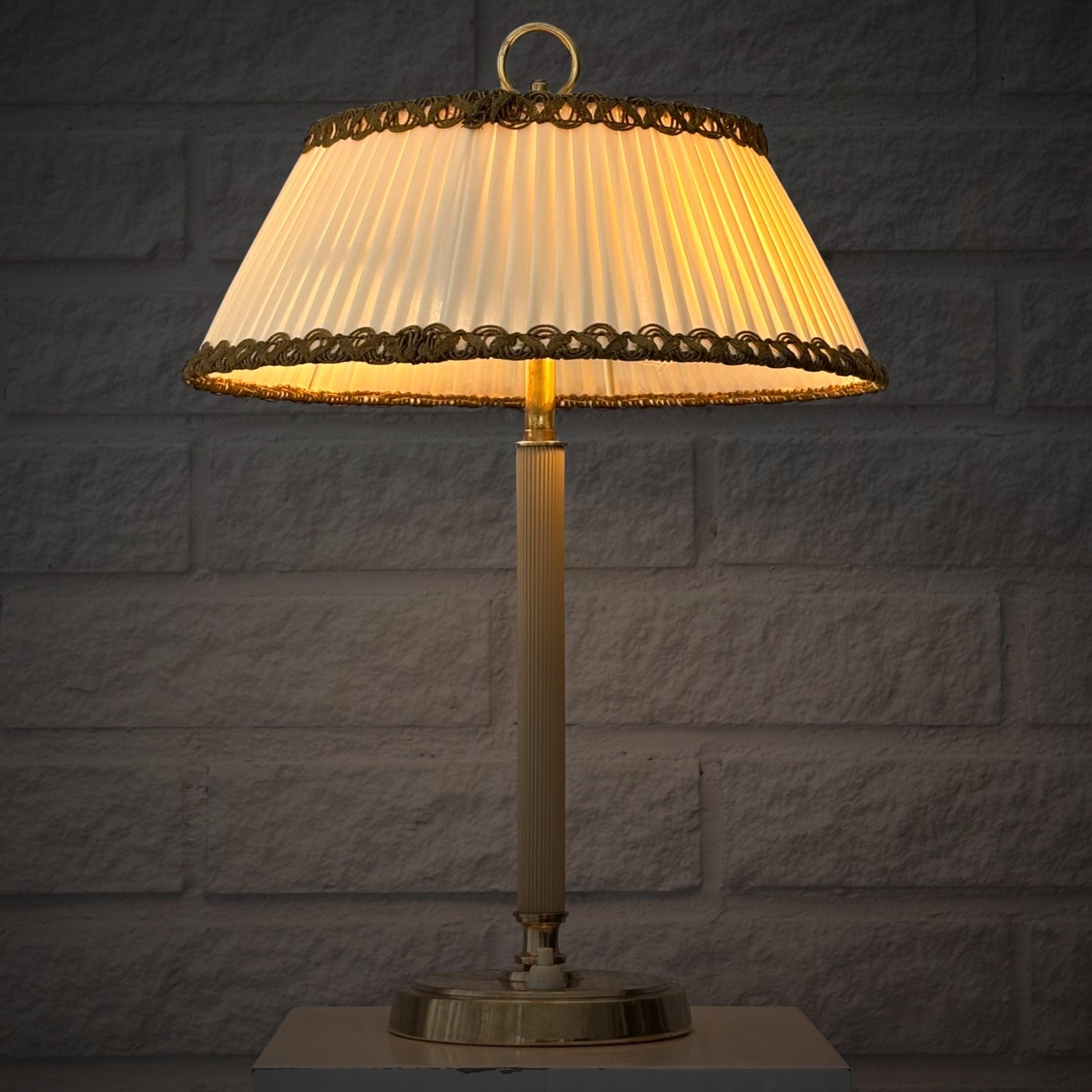 Bertil Brisborg, Nordiska Kompaniet, table lamp, brass & textile, Sweden, 1940s In Good Condition For Sale In Forserum, SE