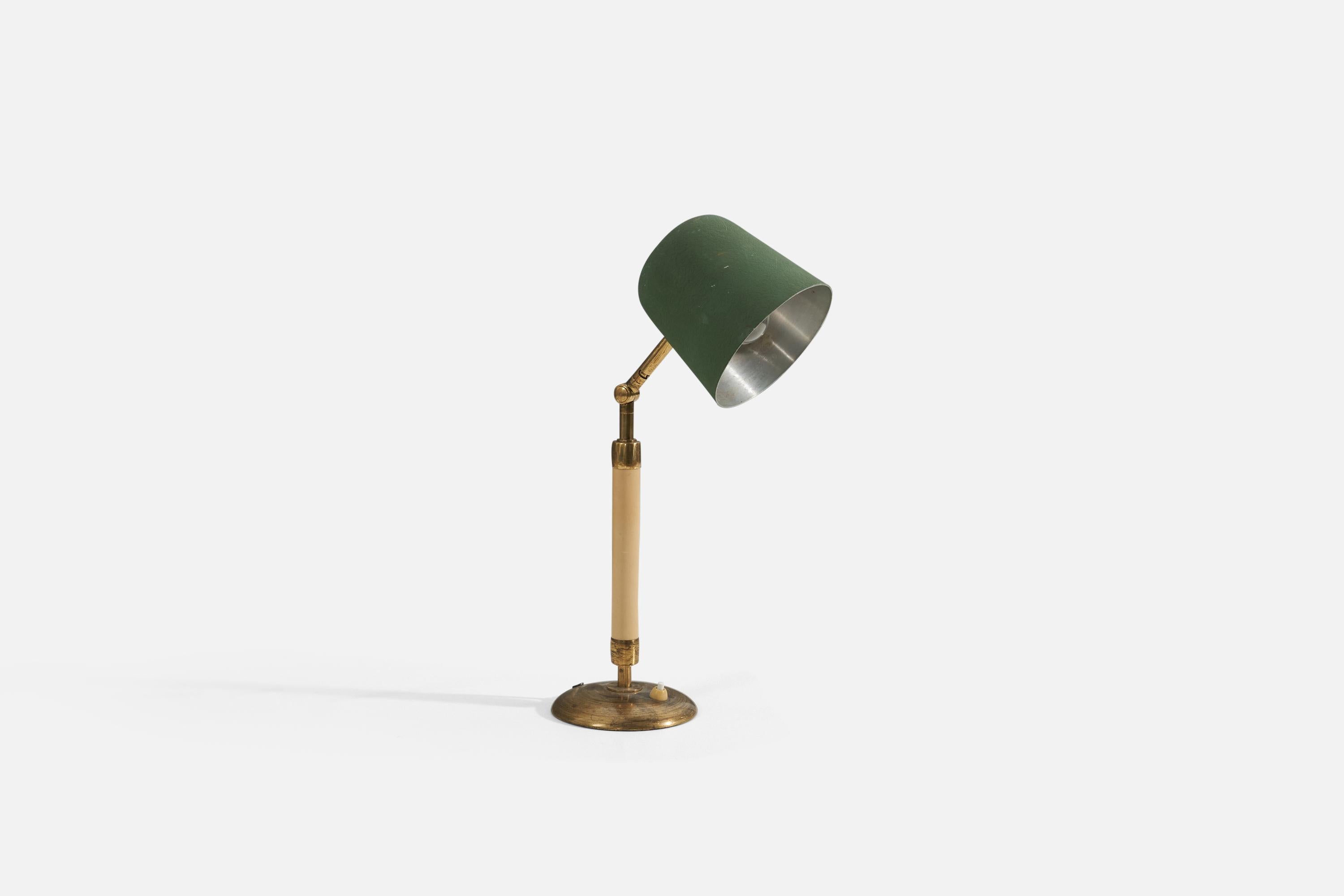 A table lamp attributed to Bertil Brisborg for Nordiska Kompaniet. Produced in Sweden, 1940s. The lamp features a brass base, bakelite stem and, green-lacquered metal shade.