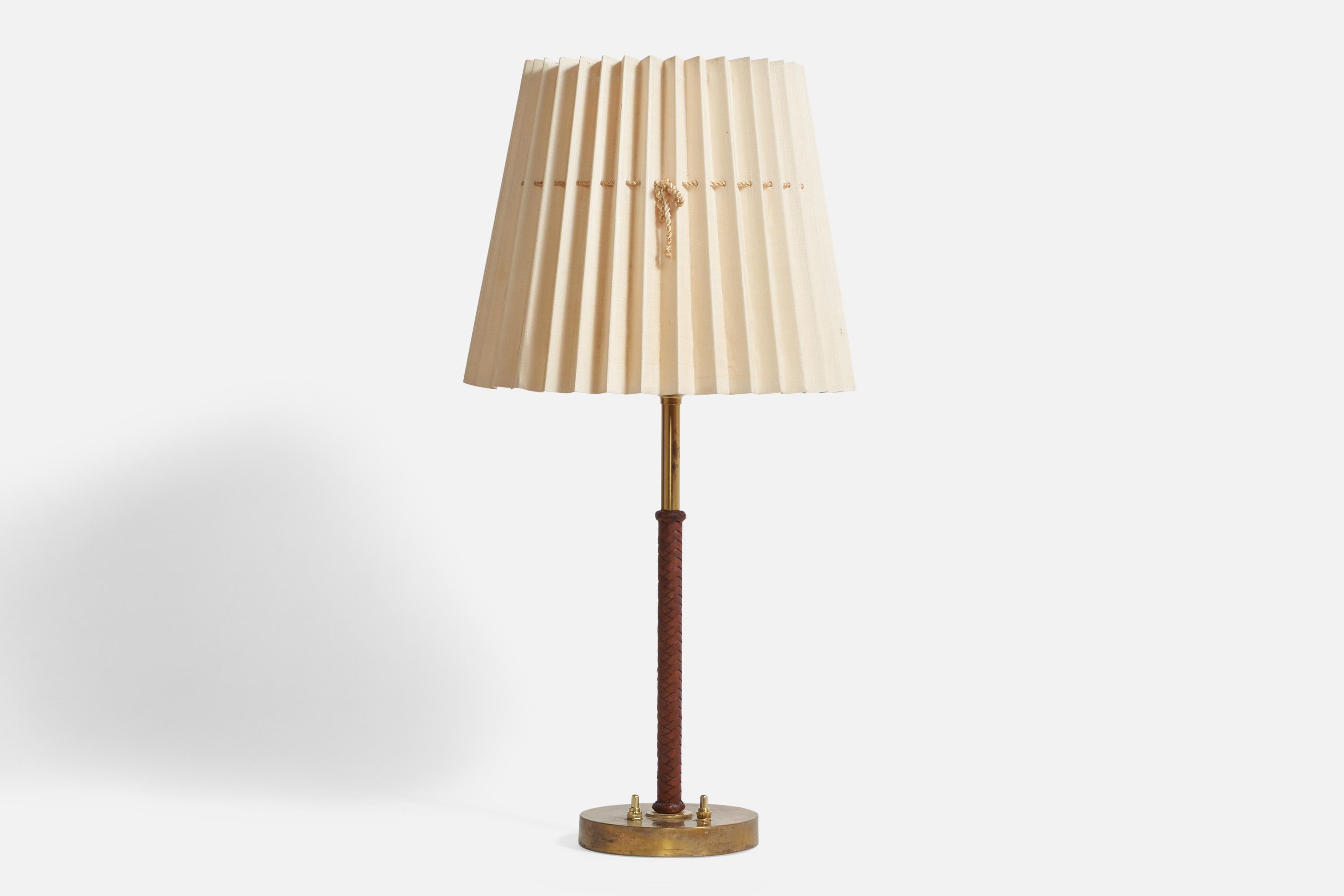 A brass, braided brown leather and light beige paper table lamp designed by Bertil Brisborg and produced by Nordiska Kompaniet, Sweden, 1940s.

Overall Dimensions (inches): 25” H x 12.5” Diameter
Bulb Specifications: E-26 Bulbs
Number of Sockets: