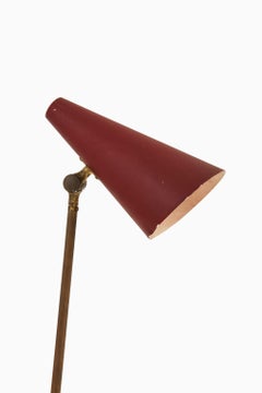 Bertil Brisborg Tischlampe aus Messing und rotem Lack, 1950er Jahre Nordiska Kompaniet