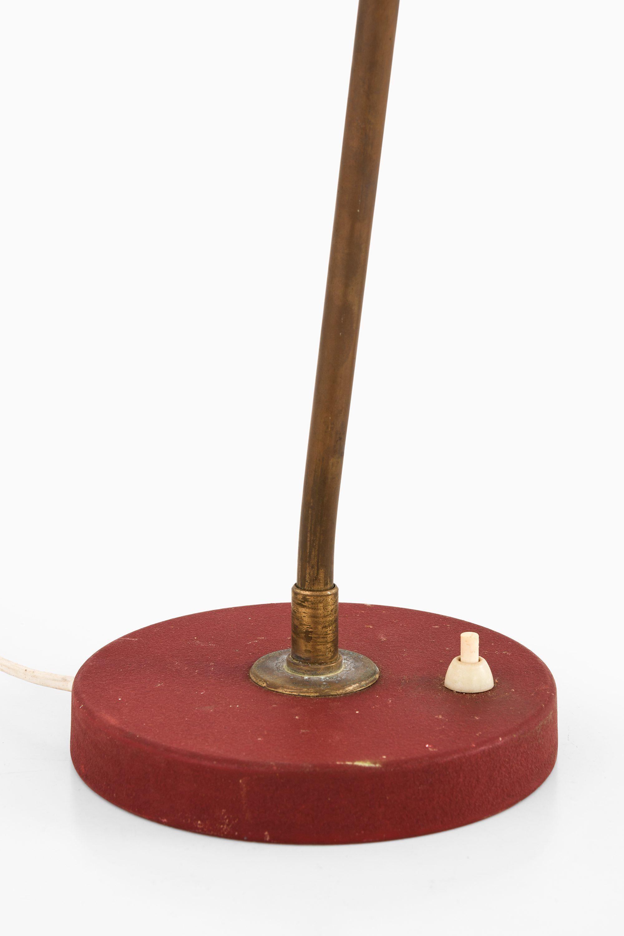 Scandinave moderne Lampe de table Bertil Brisborg en laiton et laque rouge, 1950 Nordiska Kompaniet en vente