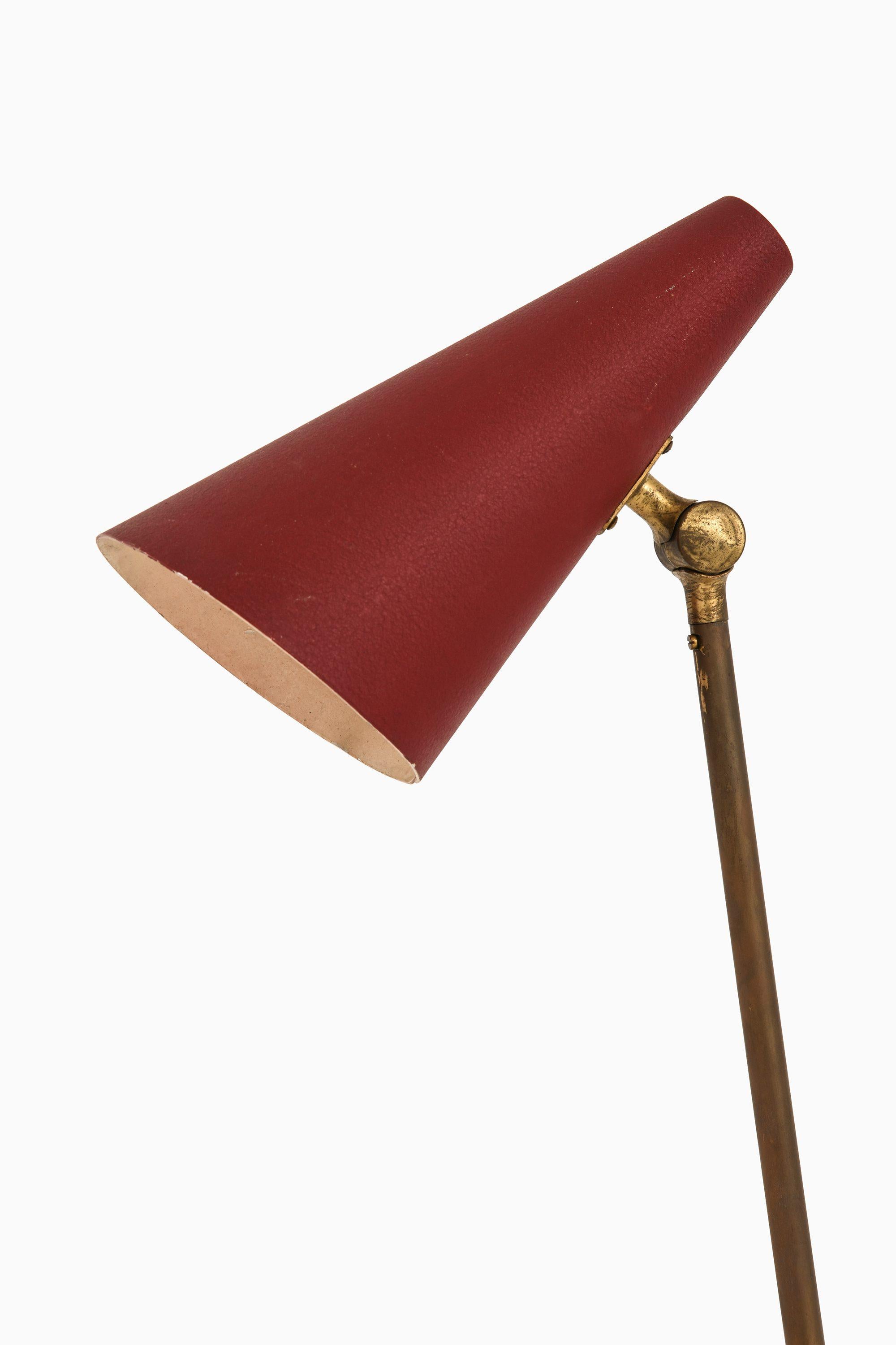 Swedish Bertil Brisborg Table Lamp in Brass and Red Lacquer, 1950’s Nordiska Kompaniet For Sale