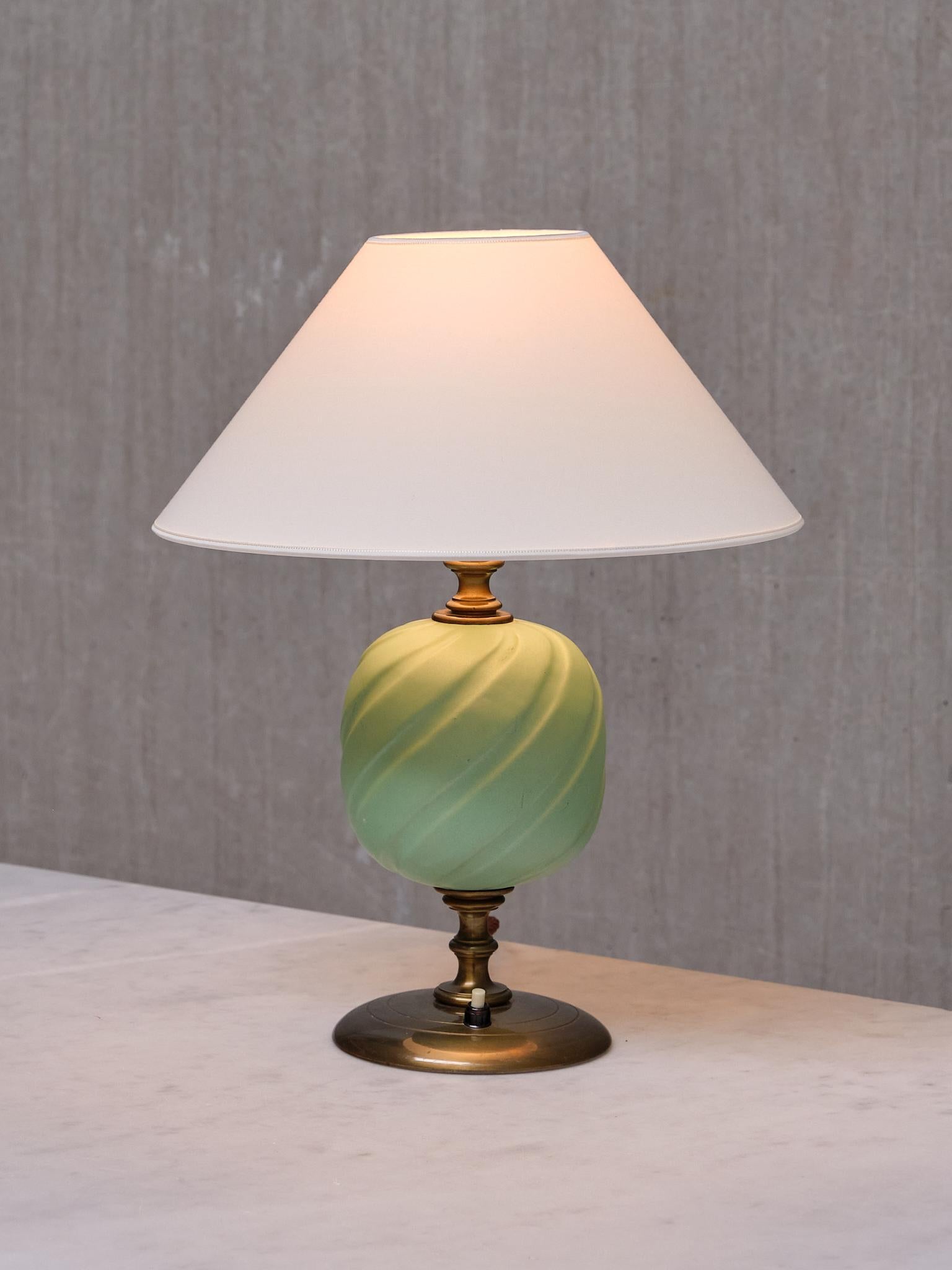 Scandinave moderne Lampe de bureau Bertil Brisborg en laiton, céramique émaillée, Nordiska Kompaniet, années 1940 en vente