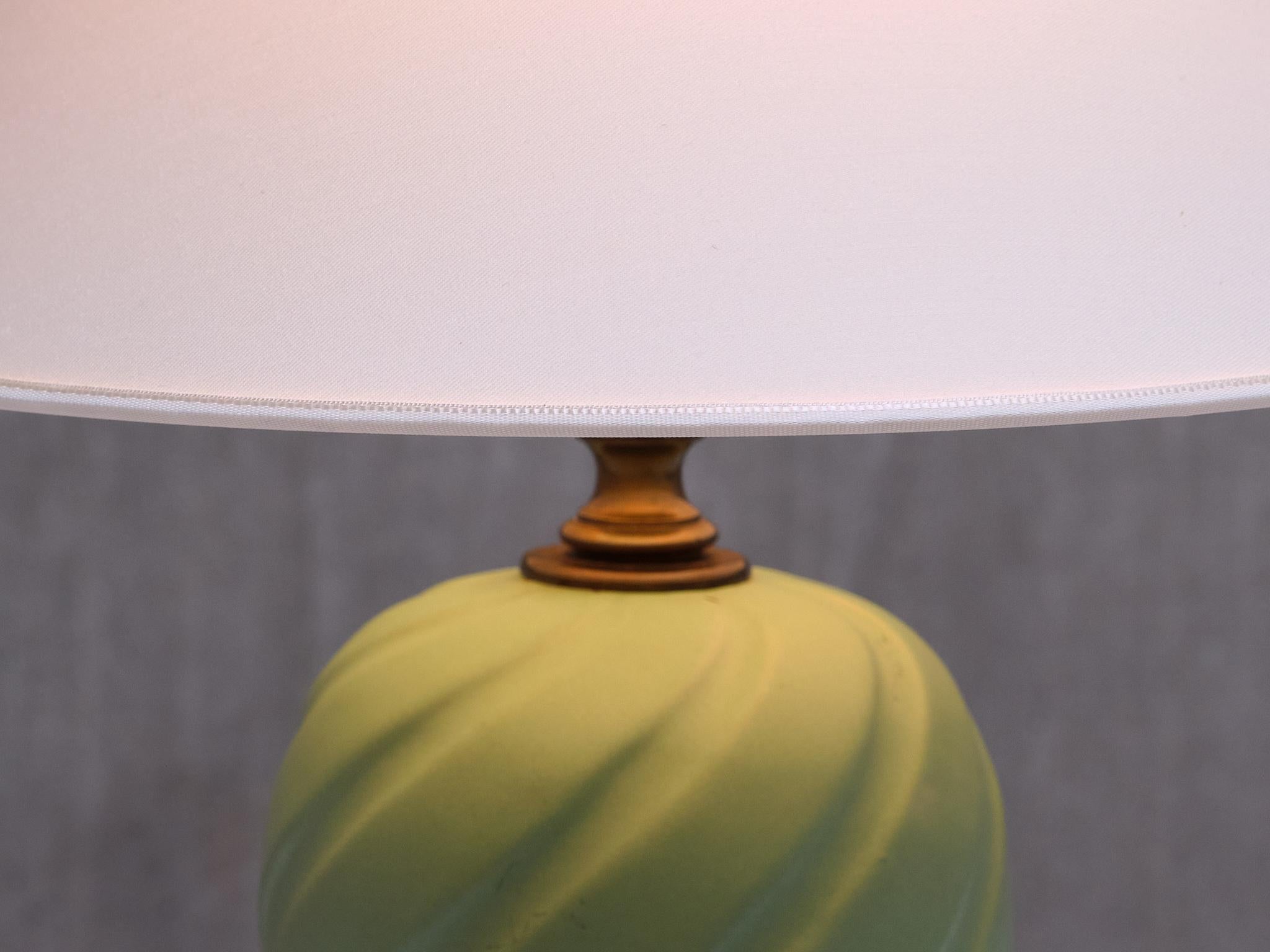 Suédois Lampe de bureau Bertil Brisborg en laiton, céramique émaillée, Nordiska Kompaniet, années 1940 en vente