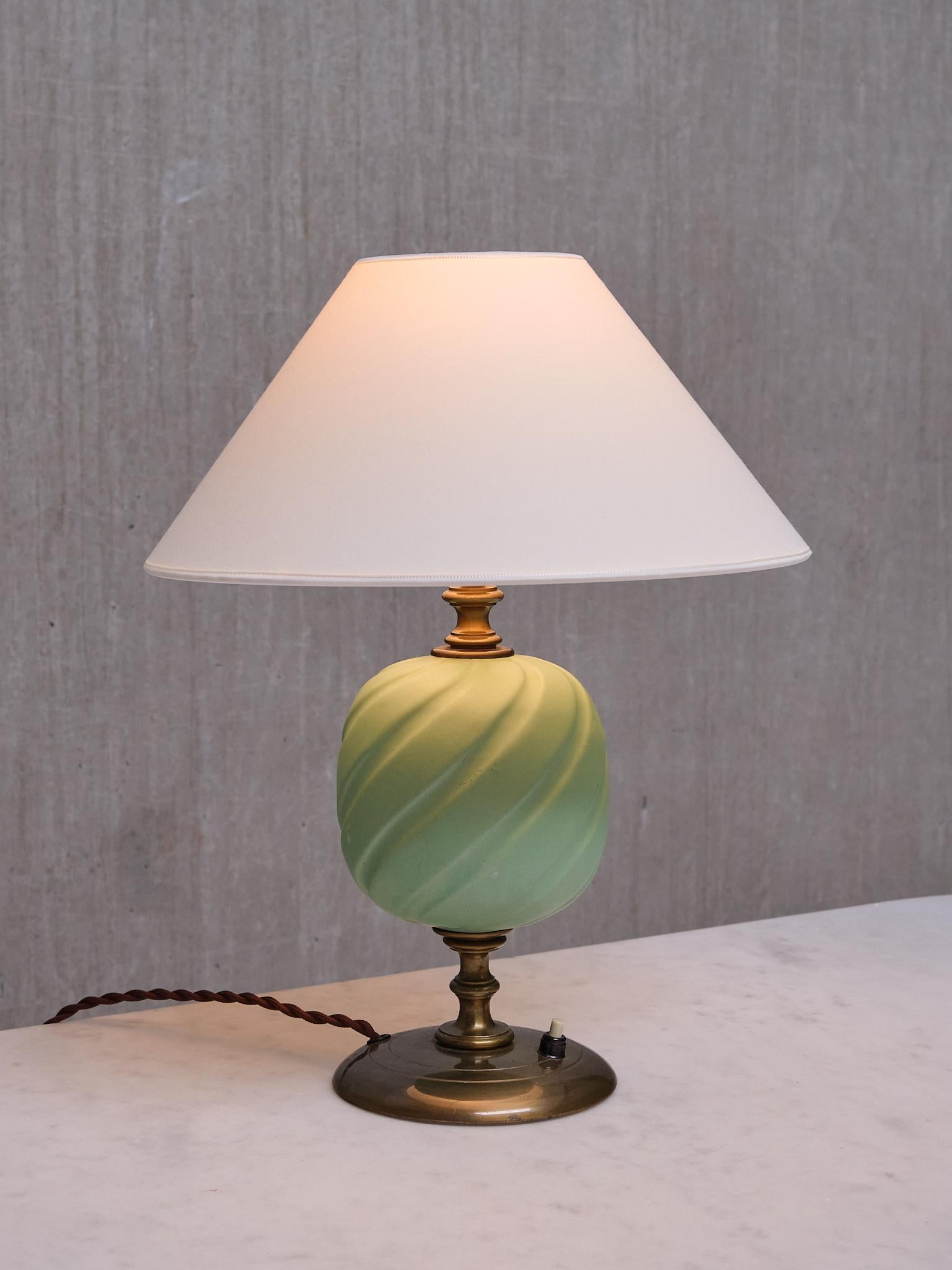 Lampe de bureau Bertil Brisborg en laiton, céramique émaillée, Nordiska Kompaniet, années 1940 Bon état - En vente à The Hague, NL