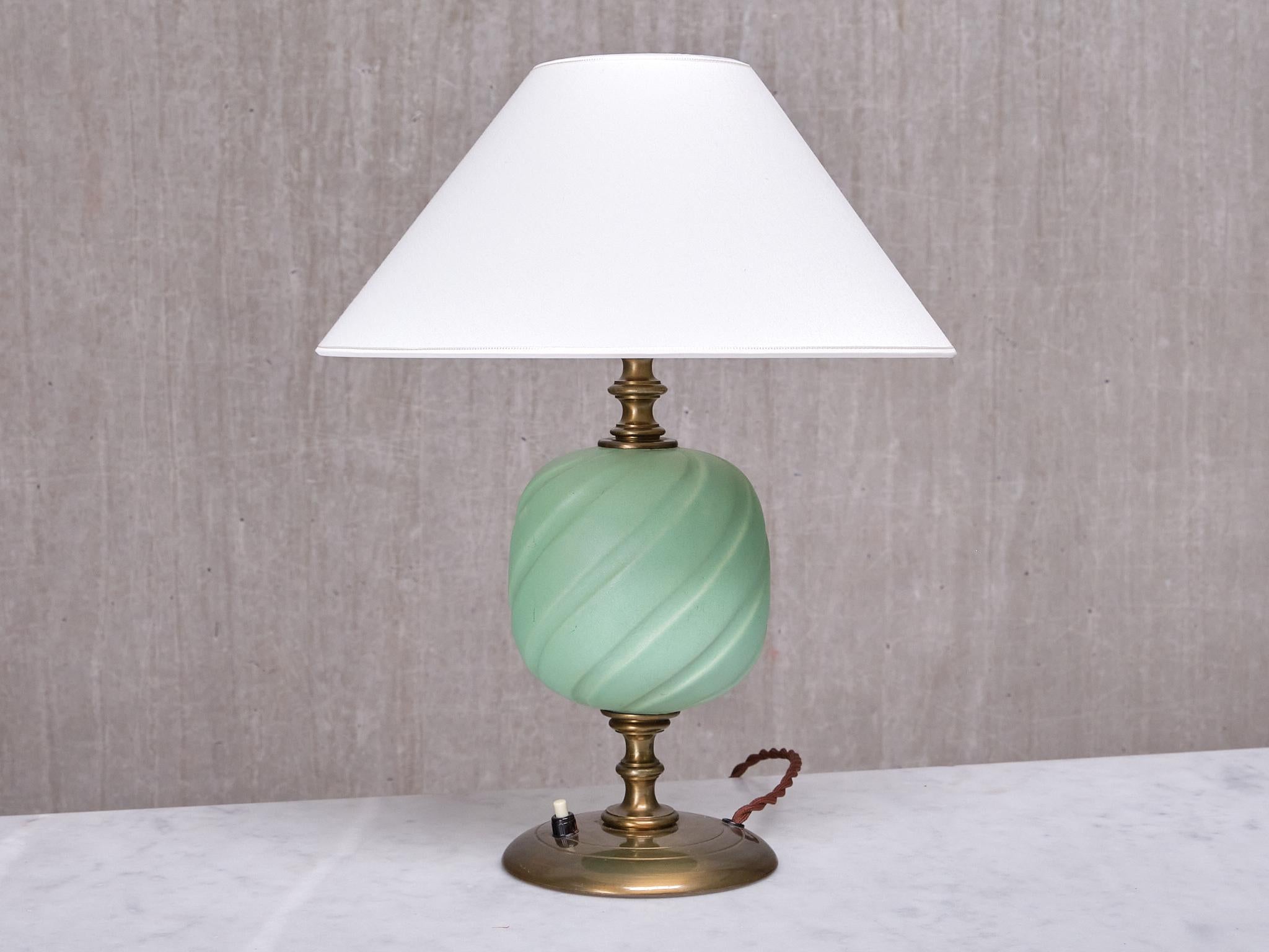 Milieu du XXe siècle Lampe de bureau Bertil Brisborg en laiton, céramique émaillée, Nordiska Kompaniet, années 1940 en vente