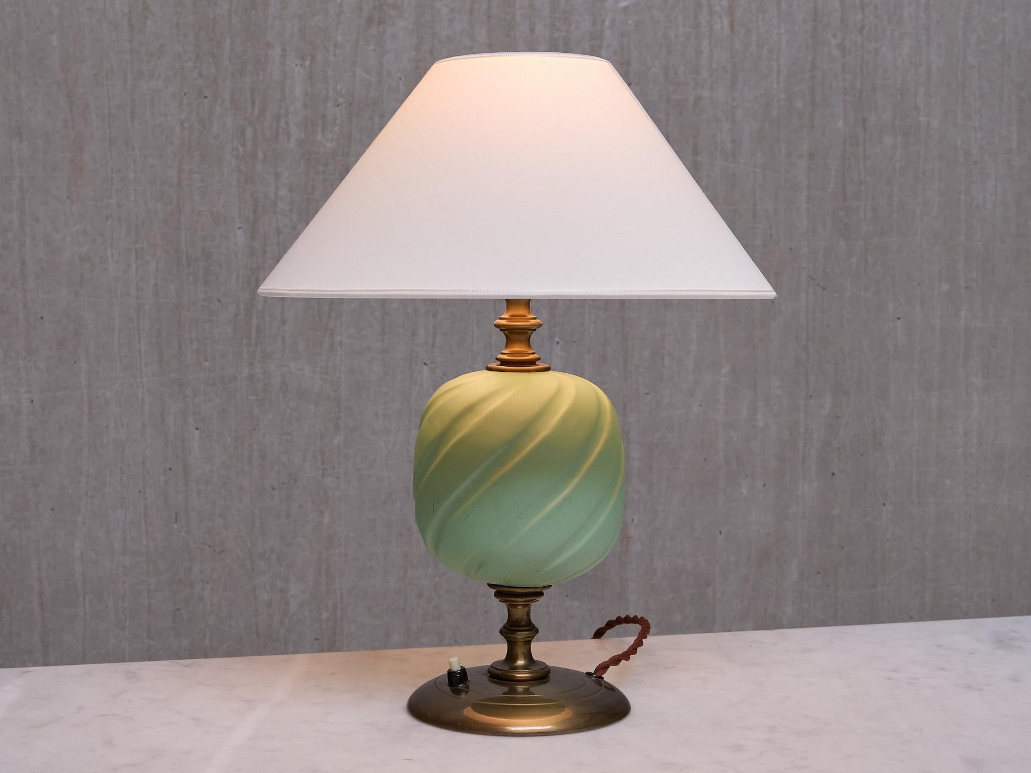 Lampe de bureau Bertil Brisborg en laiton, céramique émaillée, Nordiska Kompaniet, années 1940 en vente 1
