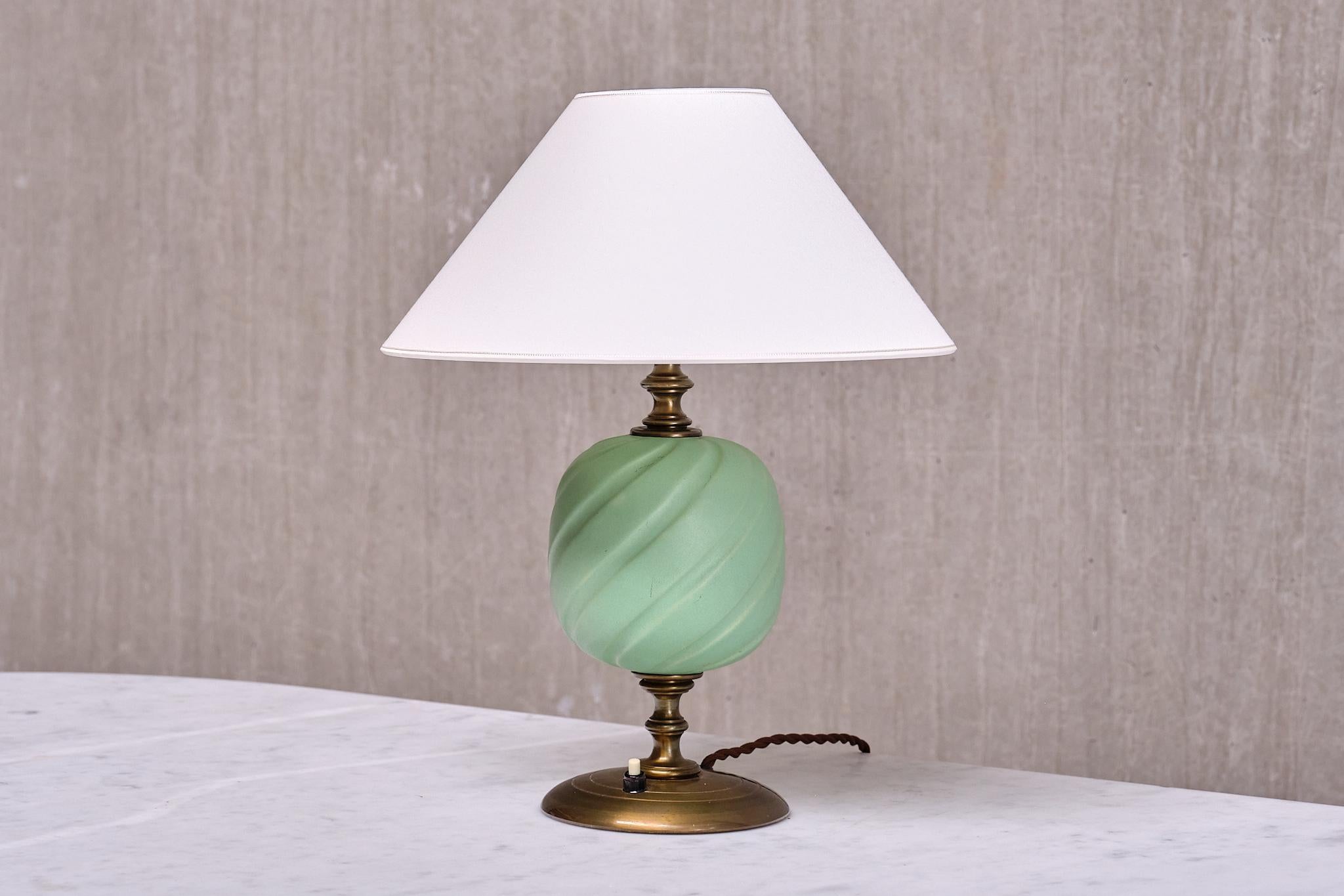 Lampe de bureau Bertil Brisborg en laiton, céramique émaillée, Nordiska Kompaniet, années 1940 en vente 2
