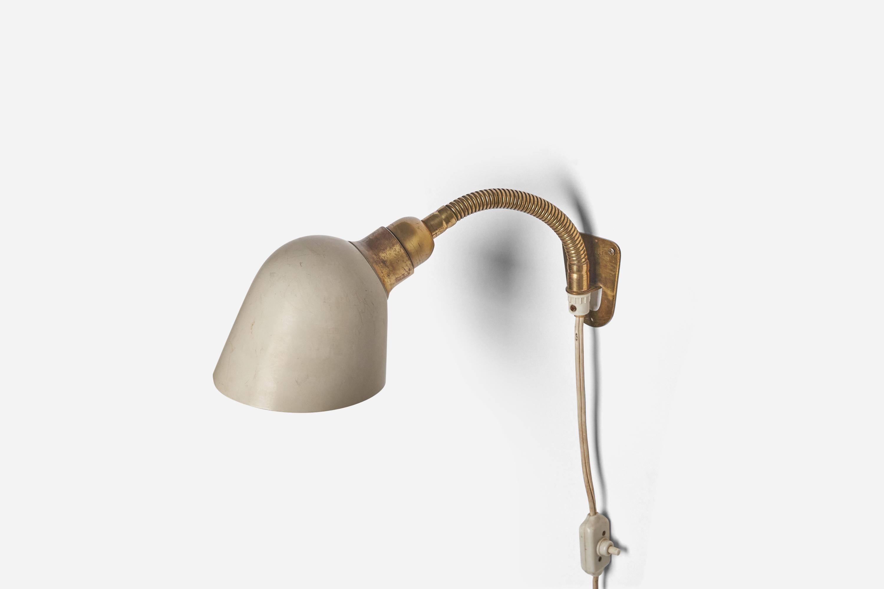 Bertil Brisborg, Wall Light, Brass, Metal, Nordiska Kompaniet, Sweden, c. 1940s In Good Condition For Sale In High Point, NC