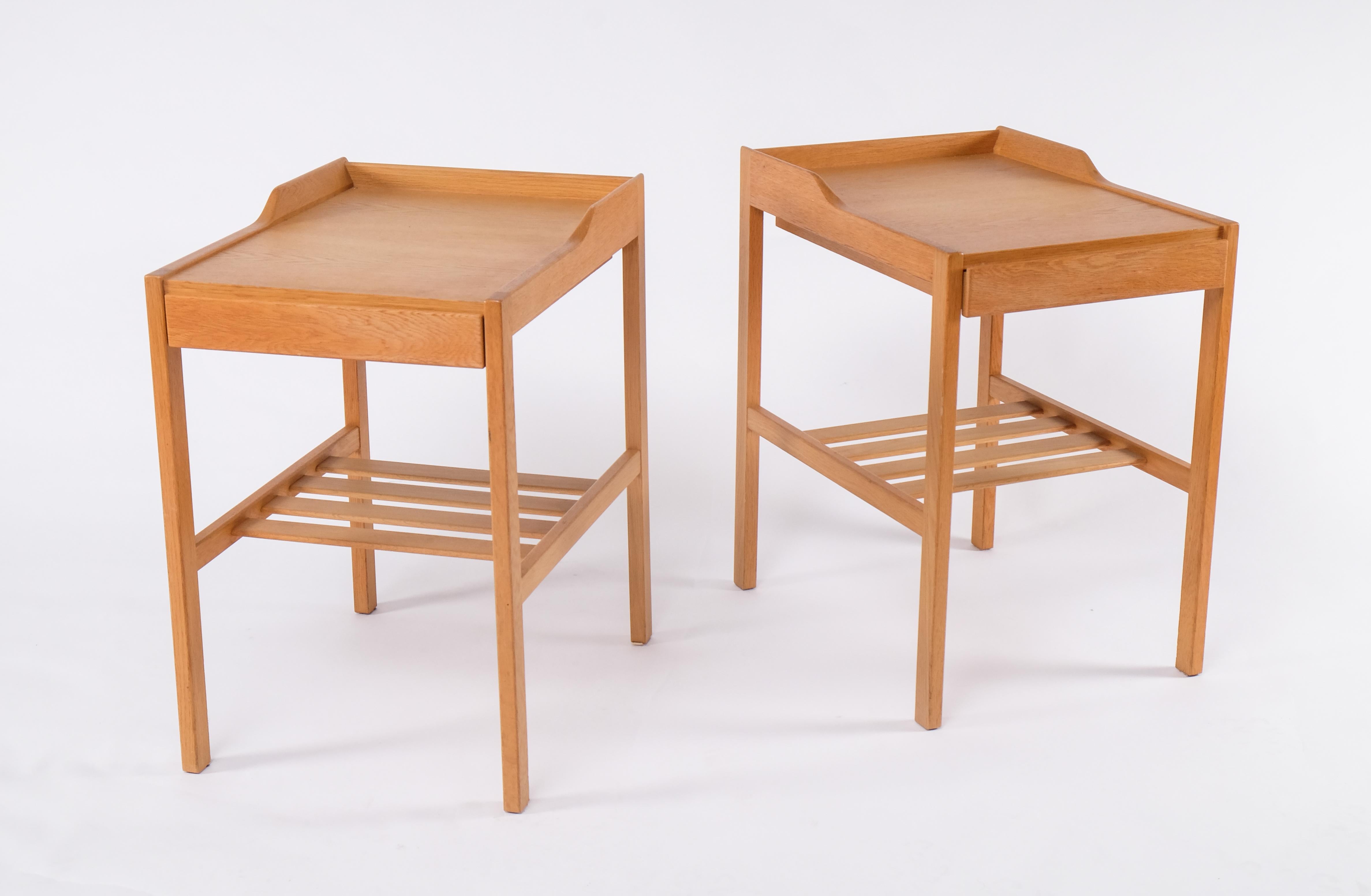 Model 3-156 in oak design by Bertil Fridhagen, Bodafors, 1960s. Signed. 
Good original condition with small signs of usage.
