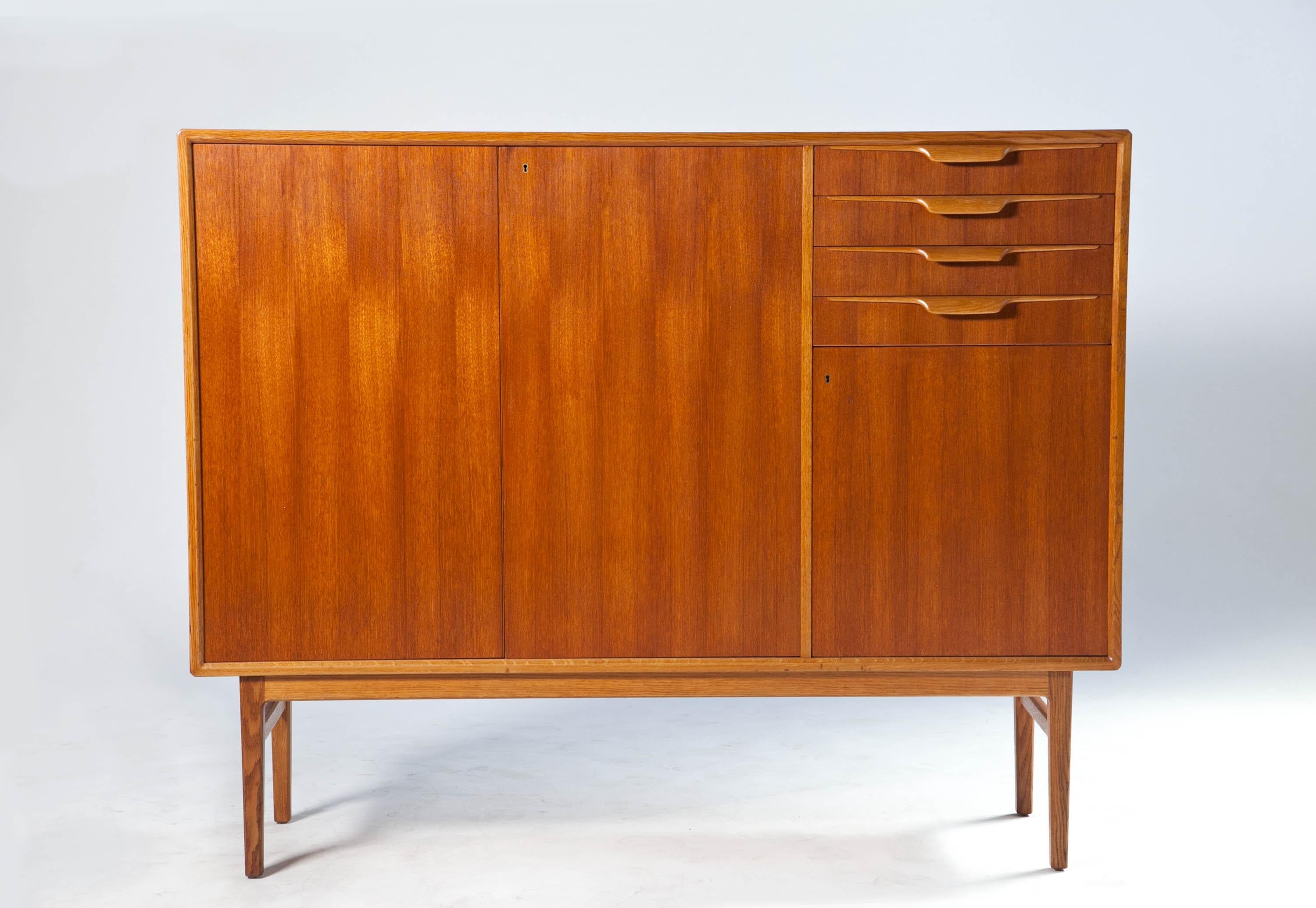 Bertil Fridhagen teak high sideboard for Bodafors Sweden 1950's

1950s teak cabinet lined with Oak trim and with white lacquered interior with two doors with 4 drawers. Key included.

Measures: Height 120 cm, Depth 42 cm, Width 150 cm
Height 47